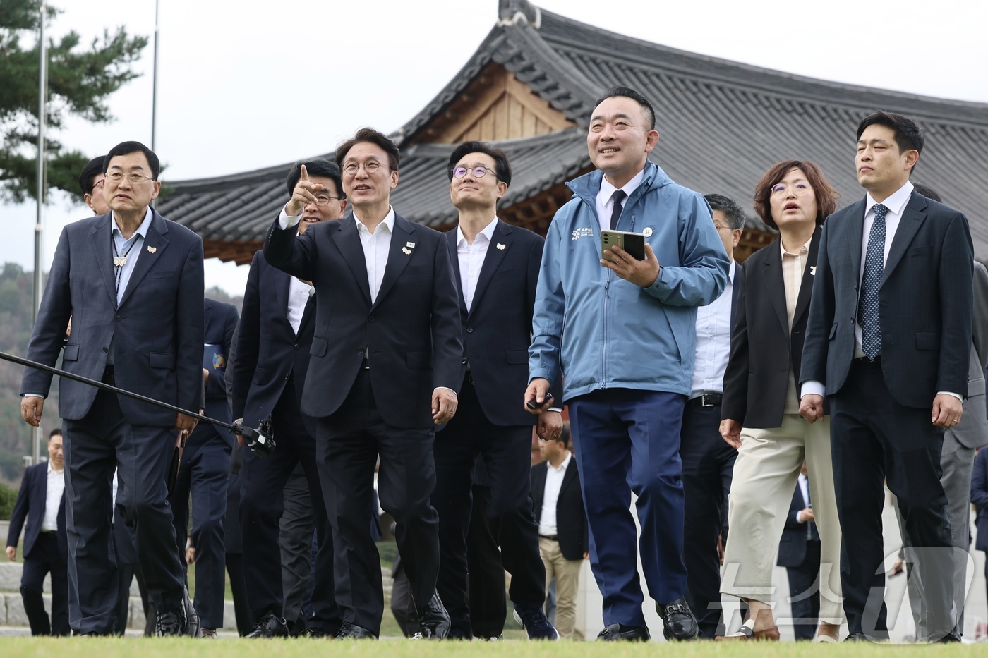 (서울=뉴스1) 임세영 기자 = 김민석 국무총리(아시아태평양경제협력체(APEC) 정상회의 준비위원장)가 17일 경주 화랑마을을 찾아 APEC 경제인행사 준비 현장점검을 하고 있다. …