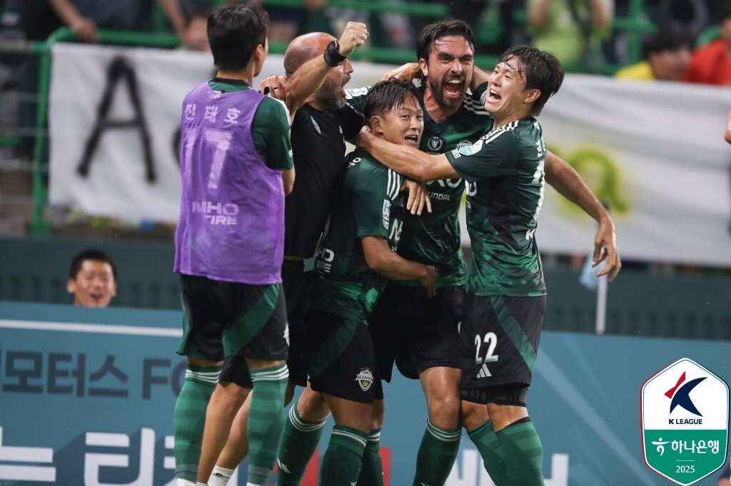 본문 이미지 -  득점 후 기뻐하는 전북 현대&#40;한국프로축구연맹 제공&#41;