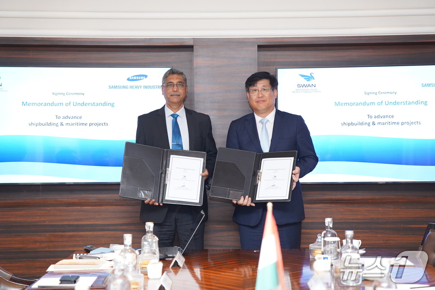 본문 이미지 - 삼성중공업과 인도 스완 조선소의 MOU 기념 사진 촬영 현장&#40;삼성중공업 제공&#41;