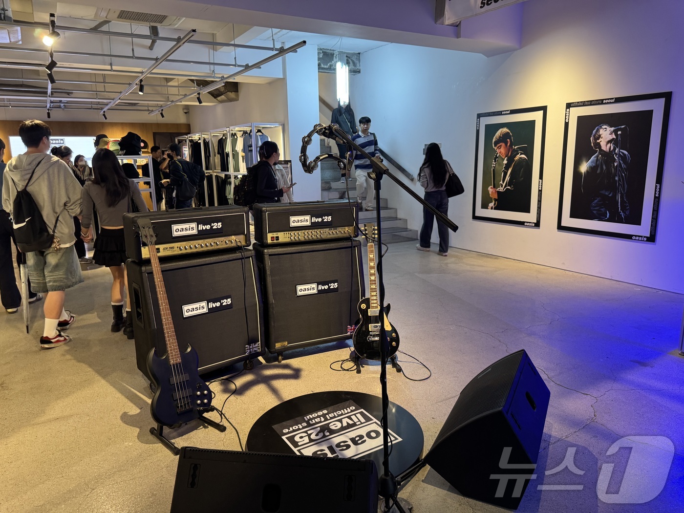 (서울=뉴스1) 안은나 기자 = 밴드 오아시스(Oasis) 16년 만의 내한 공연을 앞둔 17일 서울 중구 을지로 오아시스 공식 팬 스토어에 티셔츠, 모자, 앨범 등 물품과 포토존 …