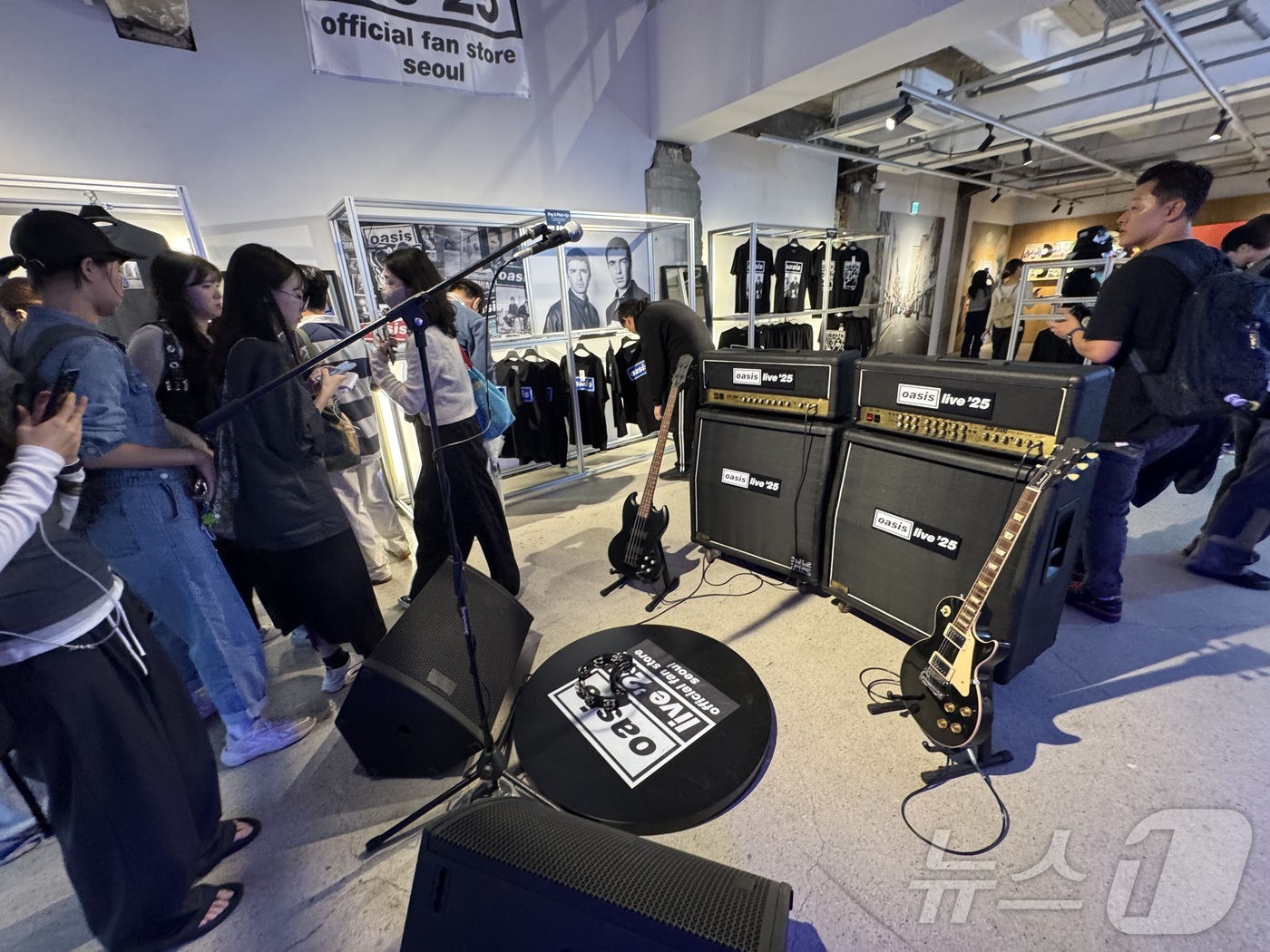 (서울=뉴스1) 안은나 기자 = 밴드 오아시스(Oasis) 16년 만의 내한 공연을 앞둔 17일 서울 중구 을지로 오아시스 공식 팬 스토어에 티셔츠, 모자, 앨범 등 물품과 포토존 …