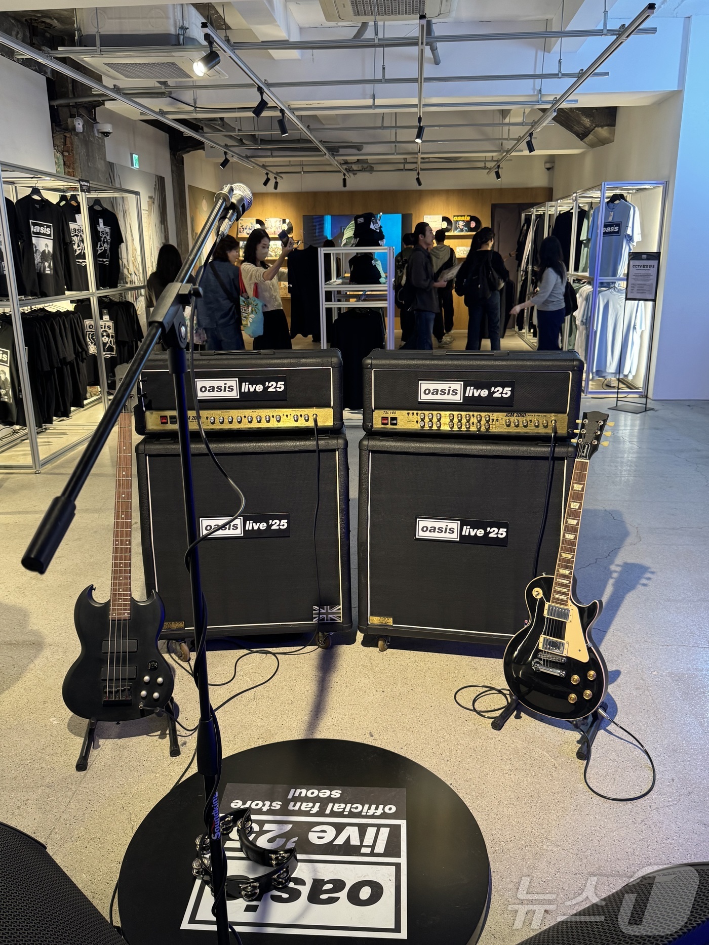 (서울=뉴스1) 안은나 기자 = 밴드 오아시스(Oasis) 16년 만의 내한 공연을 앞둔 17일 서울 중구 을지로 오아시스 공식 팬 스토어에 티셔츠, 모자, 앨범 등 물품과 포토존 …