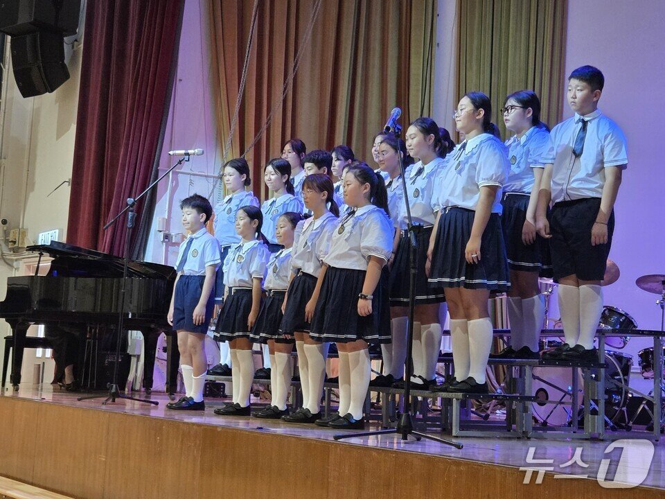 본문 이미지 - &#39;너나우리 합창단&#39;의 공연 장면&#40;전남도교육청 제공, 재판매 및 DB 금지&#41;/뉴스1 