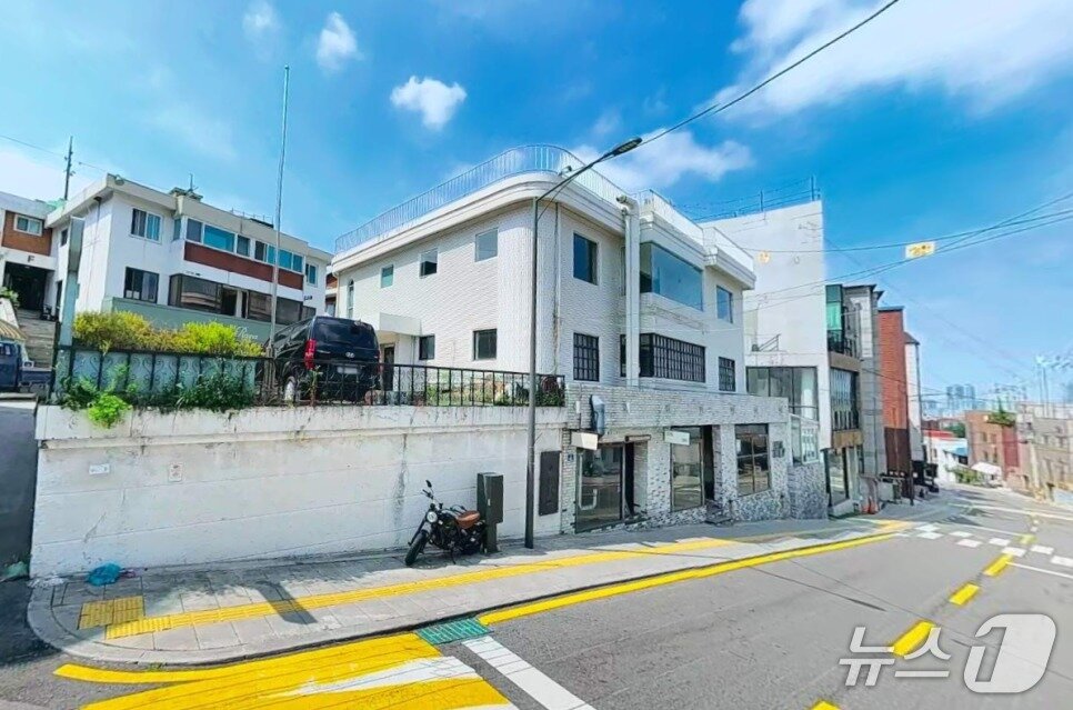 본문 이미지 -  이태원 경리단길에 위치한 조인성 건물 &#40;카카오맵 사이트 갈무리&#41;