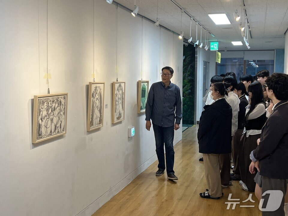 본문 이미지 - 해남고 미술 동문들이 후배들에게 전시 작품을 설명하고 있다.&#40;전남도교육청 제공, 재판매 및 DB 금지&#41;/뉴스1 