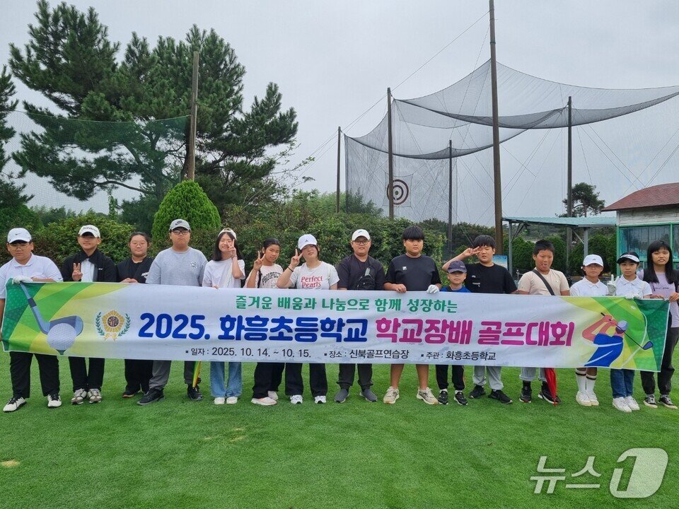 본문 이미지 - 학교장배 골프대회를 마친 학생들이 기념사진을 찍고 있다.&#40;전남도교육청 제공, 재판매 및 DB 금지&#41;/뉴스1 