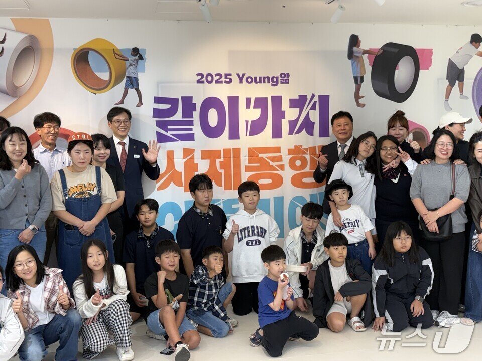 본문 이미지 - &#39;사제동행 아뜰리에&#39;참가 학생들과 선생님들이 기념사진을 찍고 있다.전남도교육청 제공, 재판매 및 DB 금지&#41;/뉴스1 