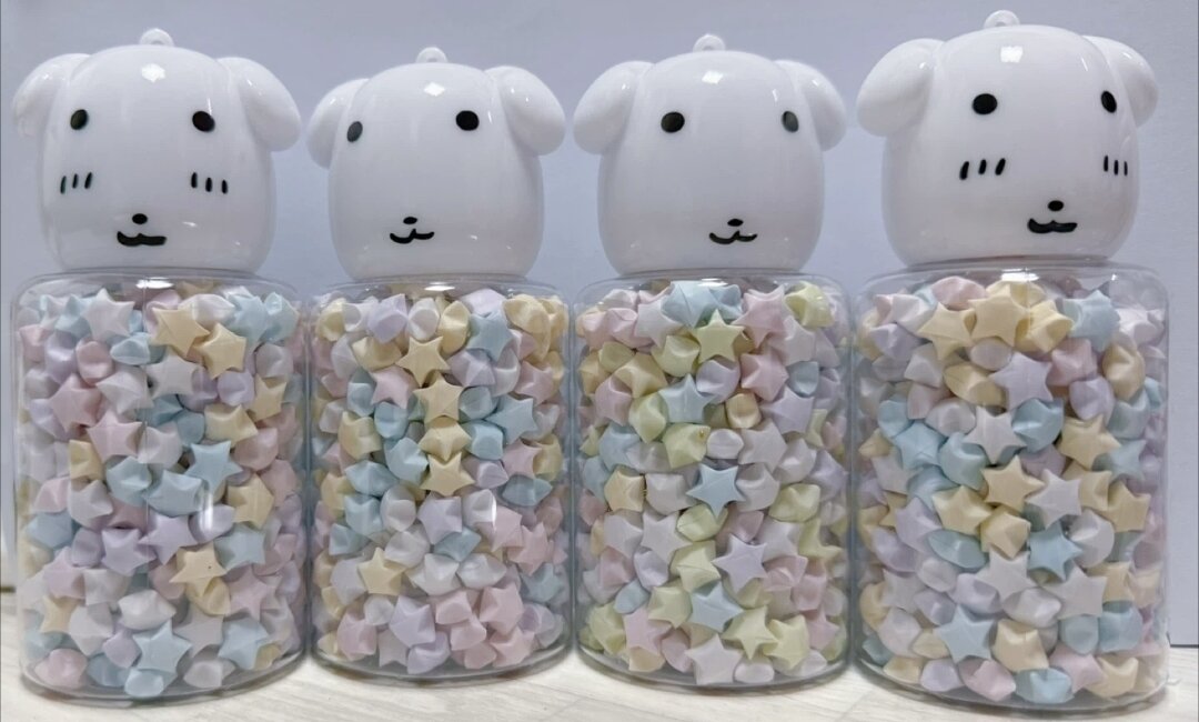 본문 이미지 - 직접 접은 종이별을 담은 투명 용기에 CU 가나디 음료 병뚜껑을 끼워 전시한 모습&#40;당근마켓 캡처&#41;.