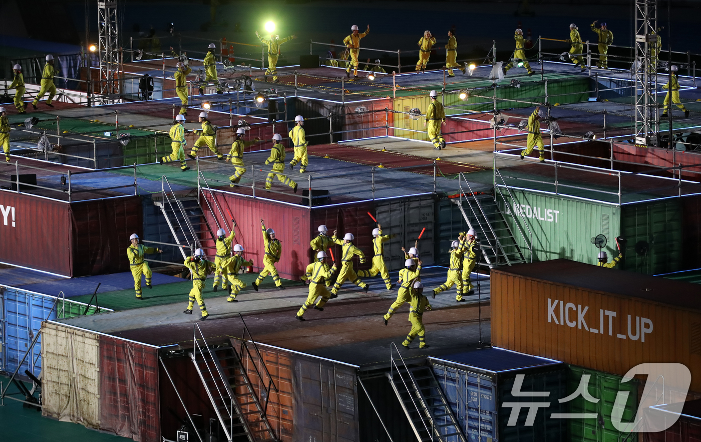 (부산=뉴스1) 윤일지 기자 = 17일 부산 연제구 부산아시아드주경기장에서 열린 제106회 전국체육대회 개회식에서 상선이 들어오기 직전, 분주한 부산항 컨테이너 터미널을 연출한 프 …