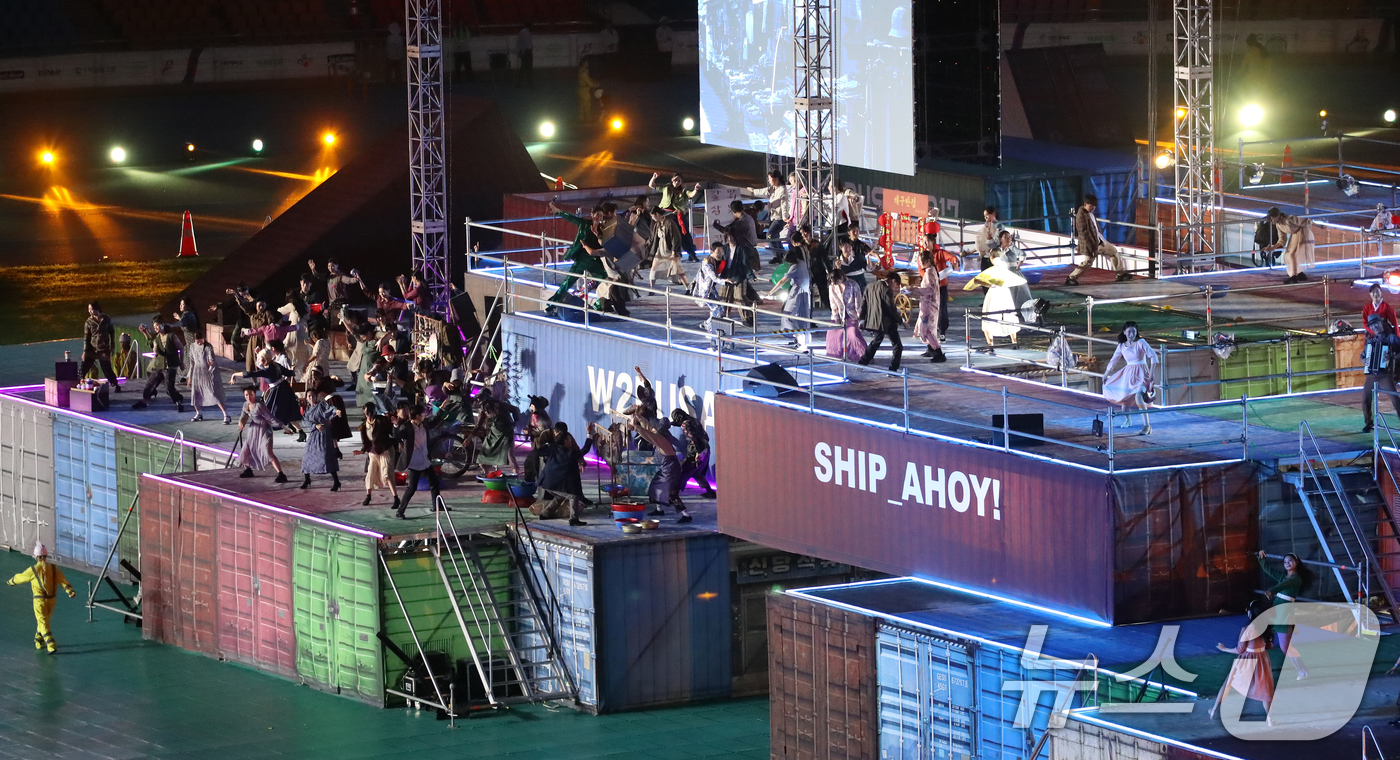 (부산=뉴스1) 윤일지 기자 = 17일 부산 연제구 부산아시아드주경기장에서 열린 제106회 전국체육대회 개회식에서 부산의 역사, 산업, 사람들을 담은 뮤지컬 메들리 공연이 펼쳐지고 …