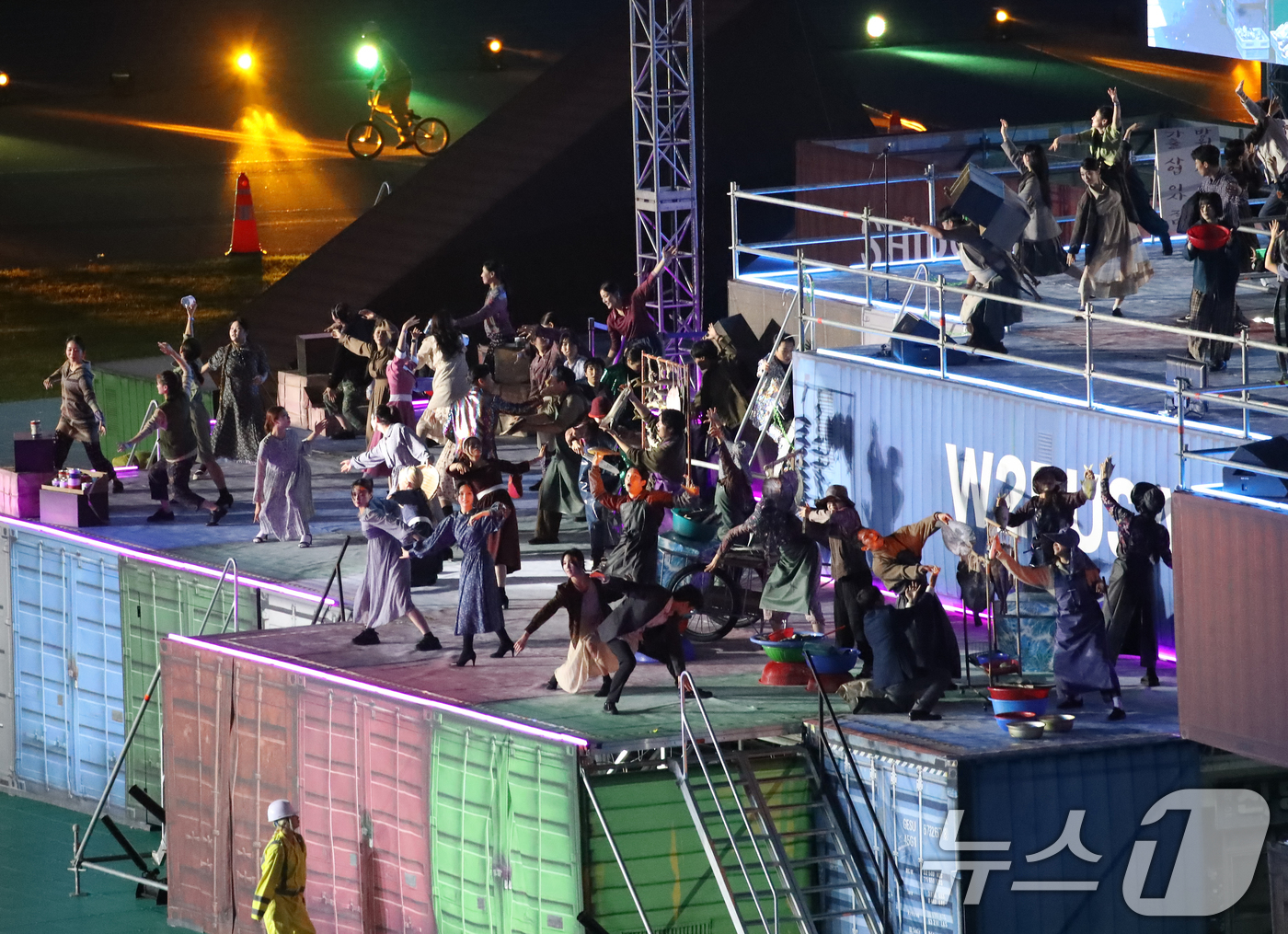 (부산=뉴스1) 윤일지 기자 = 17일 부산 연제구 부산아시아드주경기장에서 열린 제106회 전국체육대회 개회식에서 부산의 역사, 산업, 사람들을 담은 뮤지컬 메들리 공연이 펼쳐지고 …