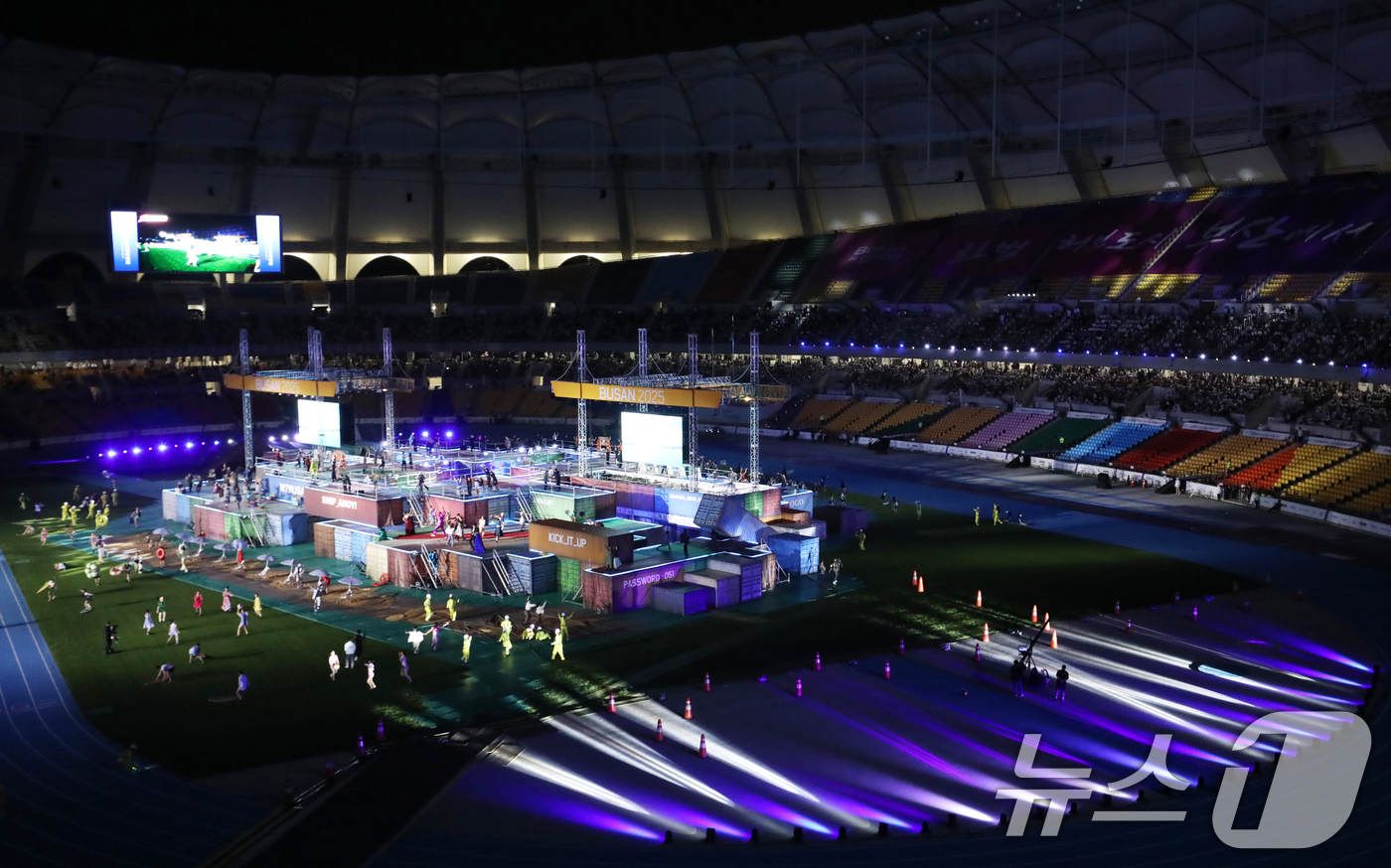 (부산=뉴스1) 윤일지 기자 = 17일 부산 연제구 부산아시아드주경기장에서 열린 제106회 전국체육대회 개회식에서 부산의 역사, 산업, 사람들을 담은 뮤지컬 메들리 공연이 펼쳐지고 …