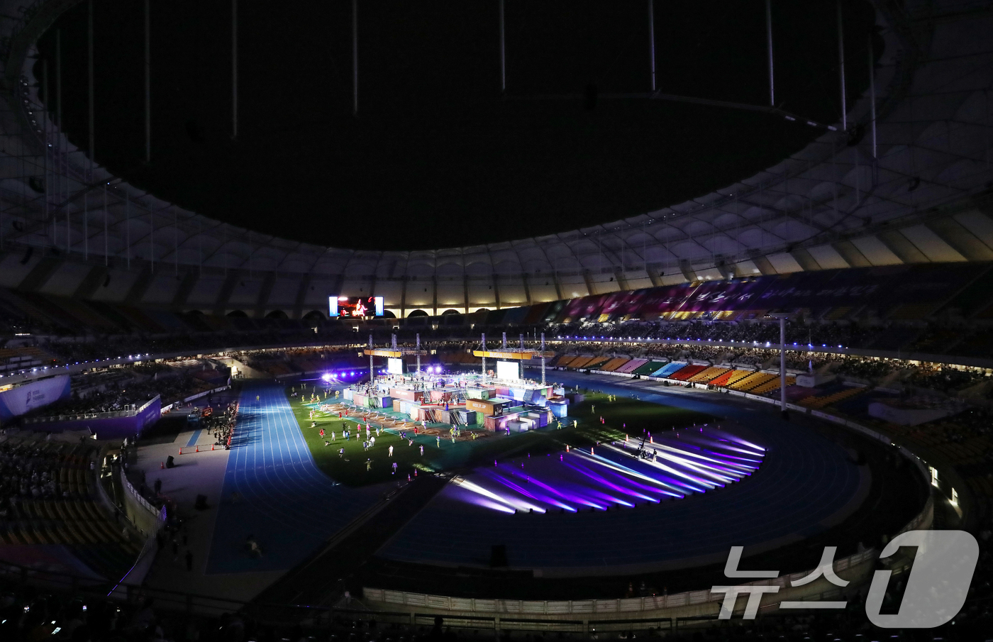 (부산=뉴스1) 윤일지 기자 = 17일 부산 연제구 부산아시아드주경기장에서 열린 제106회 전국체육대회 개회식에서 부산의 역사, 산업, 사람들을 담은 뮤지컬 메들리 공연이 펼쳐지고 …