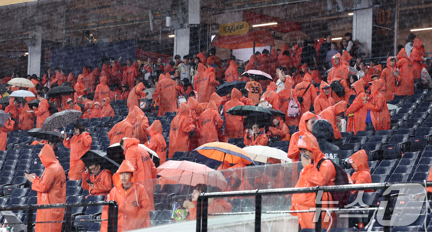 (대전=뉴스1) 김성진 기자 = 17일 대전 한화생명볼파크 열릴 예정이던 프로야구 2025 신한 SOL뱅크 KBO 플레이오프 1차전 삼성 라이온즈와 한화 이글스의 경기가 우천으로 …