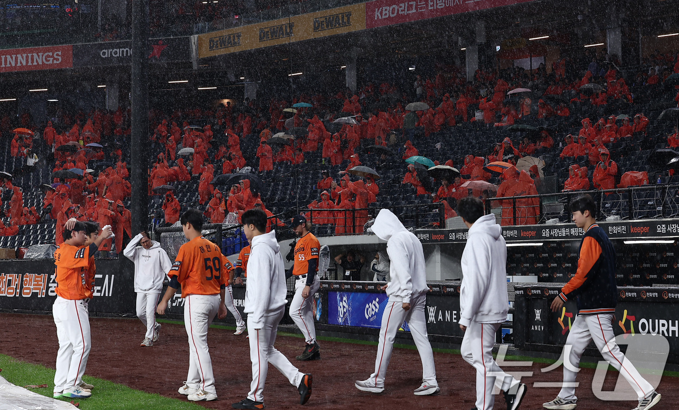 (대전=뉴스1) 김성진 기자 = 17일 대전 한화생명볼파크 열릴 예정이던 프로야구 2025 신한 SOL뱅크 KBO 플레이오프 1차전 삼성 라이온즈와 한화 이글스의 경기가 우천으로 …