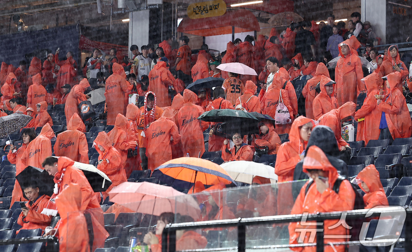 (대전=뉴스1) 김성진 기자 = 17일 대전 한화생명볼파크 열릴 예정이던 프로야구 2025 신한 SOL뱅크 KBO 플레이오프 1차전 삼성 라이온즈와 한화 이글스의 경기가 우천으로 …