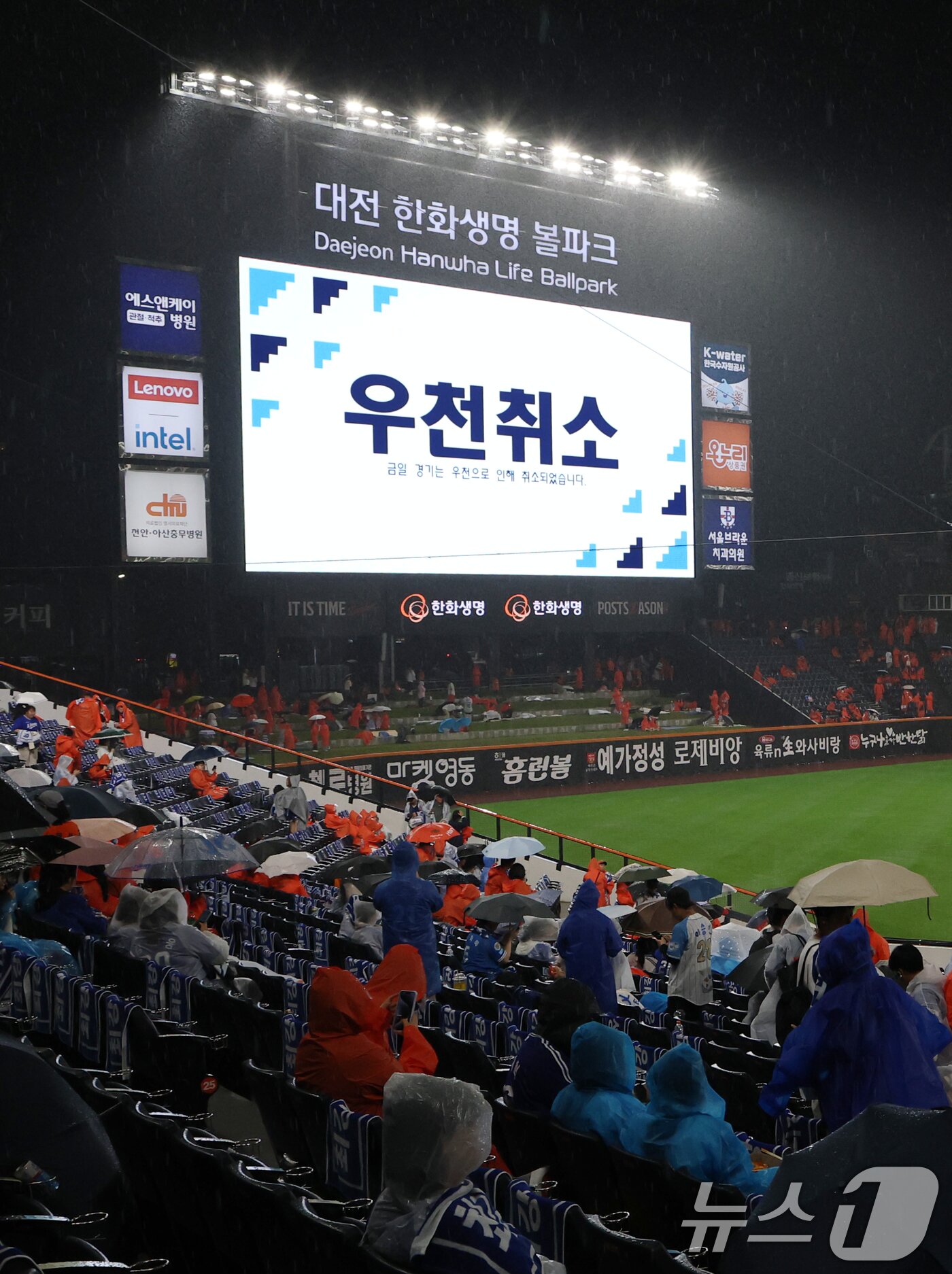 본문 이미지 - 17일 대전 한화생명볼파크에서 진행될 예정인 프로야구 2025 신한 SOL뱅크 KBO 플레이오프 1차전 삼성 라이온즈와 한화 이글스의 경기가 우천으로 취소돼 전광판에 우천취소 안내문이 보이고 있다. 경기 취소로 인해 1차전은 18일 오후 2시에 진행되며 나머지 일정도 하루씩 늦춰지게 됐다. 2025.10.17/뉴스1 ⓒ News1 김기태 기자