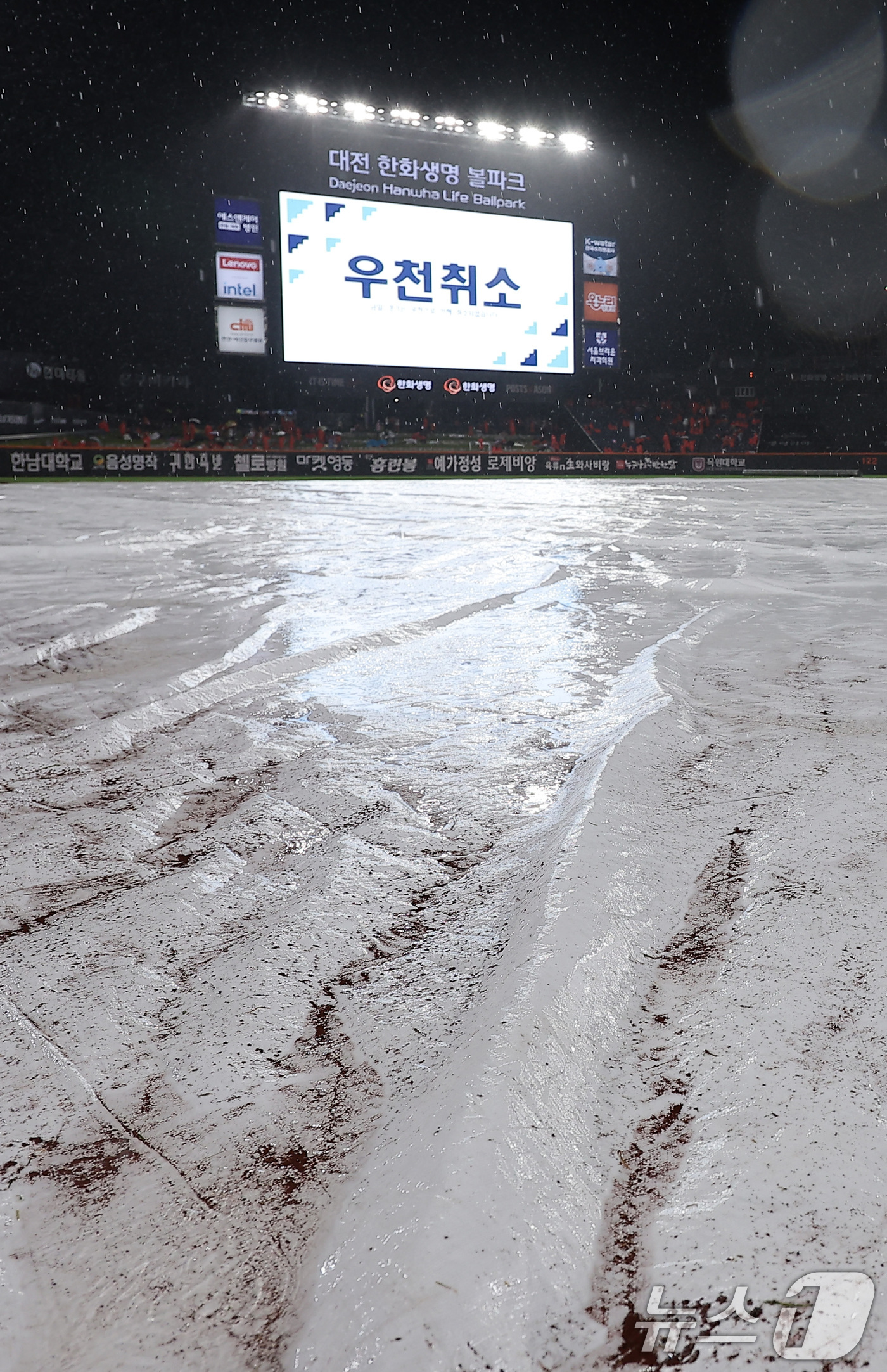 (대전=뉴스1) 김성진 기자 = 17일 대전 한화생명볼파크 열릴 예정이던 프로야구 2025 신한 SOL뱅크 KBO 플레이오프 1차전 삼성 라이온즈와 한화 이글스의 경기가 우천으로 …