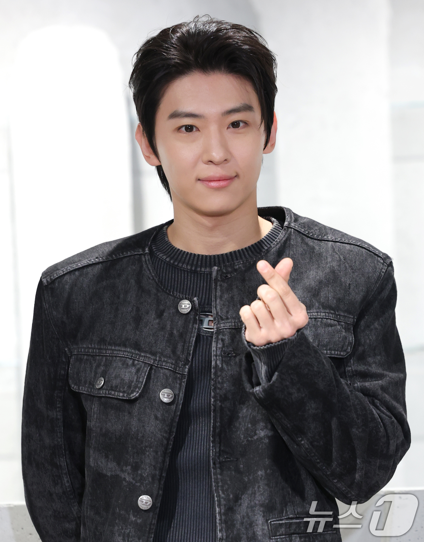 (서울=뉴스1) 권현진 기자 = 방송인 덱스가 17일 서울 용산구 디젤(DIESEL) 한남 매장에서 열린 리오프닝 포토콜에 참석해 포즈를 취하고 있다. 2025.10.17/뉴스1