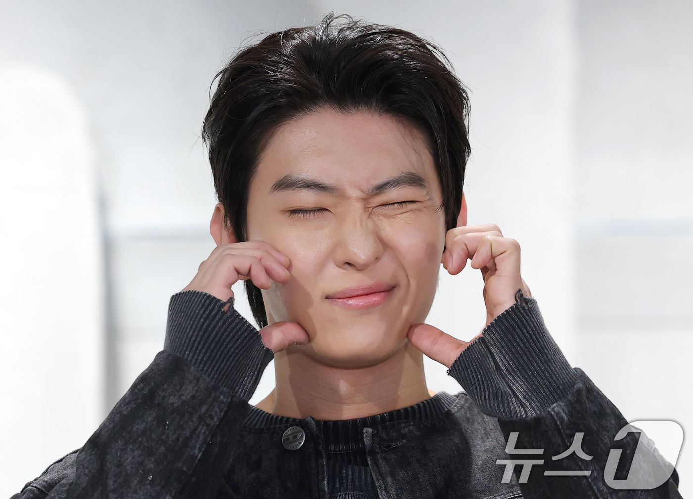 (서울=뉴스1) 권현진 기자 = 방송인 덱스가 17일 서울 용산구 디젤(DIESEL) 한남 매장에서 열린 리오프닝 포토콜에 참석해 포즈를 취하고 있다. 2025.10.17/뉴스1