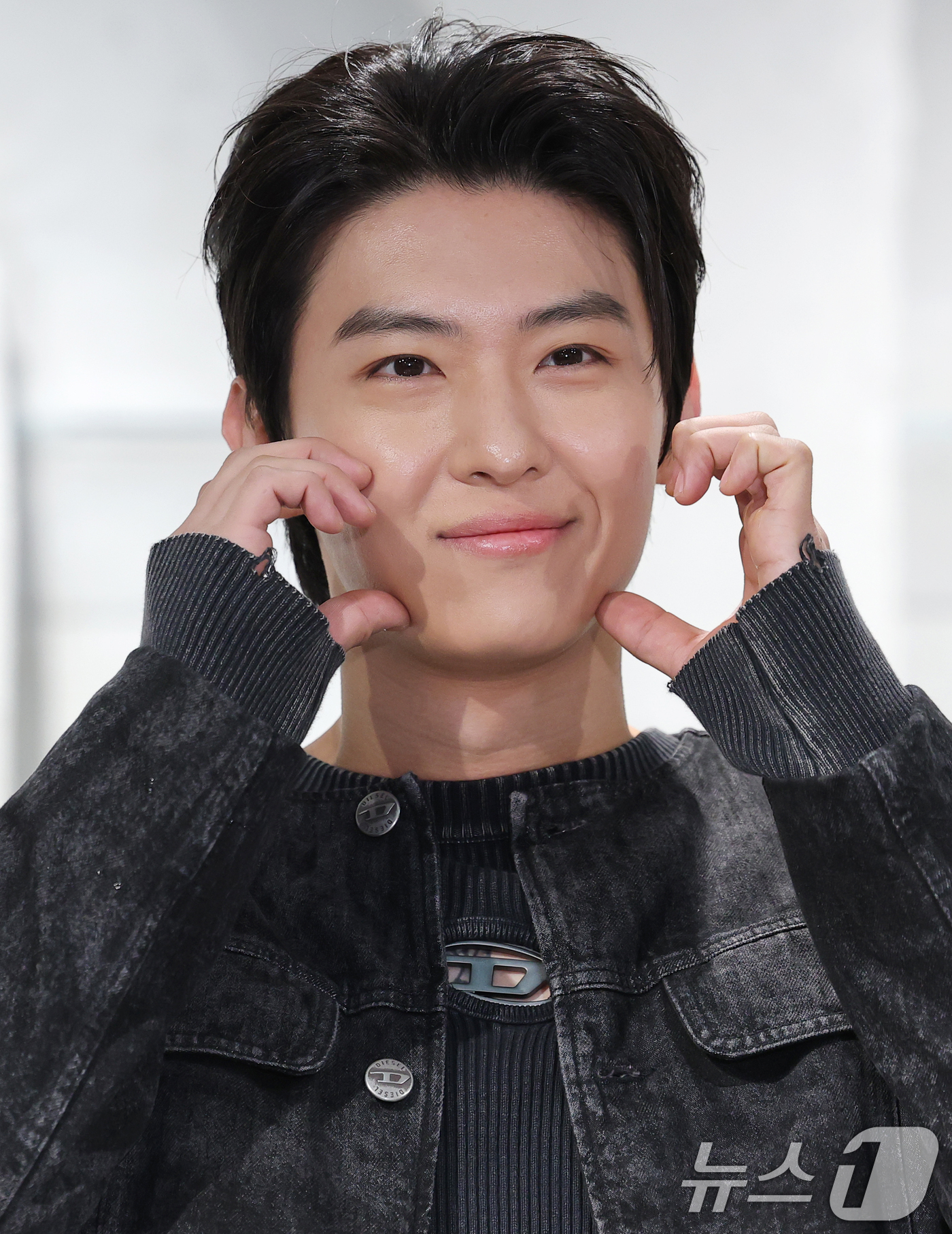 (서울=뉴스1) 권현진 기자 = 방송인 덱스가 17일 서울 용산구 디젤(DIESEL) 한남 매장에서 열린 리오프닝 포토콜에 참석해 포즈를 취하고 있다. 2025.10.17/뉴스1