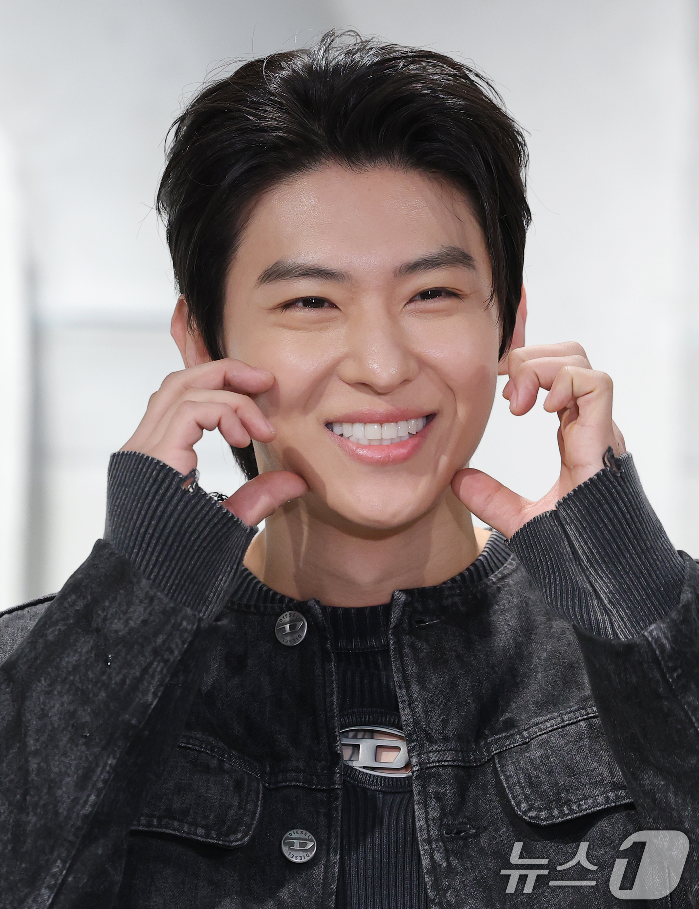 (서울=뉴스1) 권현진 기자 = 방송인 덱스가 17일 서울 용산구 디젤(DIESEL) 한남 매장에서 열린 리오프닝 포토콜에 참석해 포즈를 취하고 있다. 2025.10.17/뉴스1