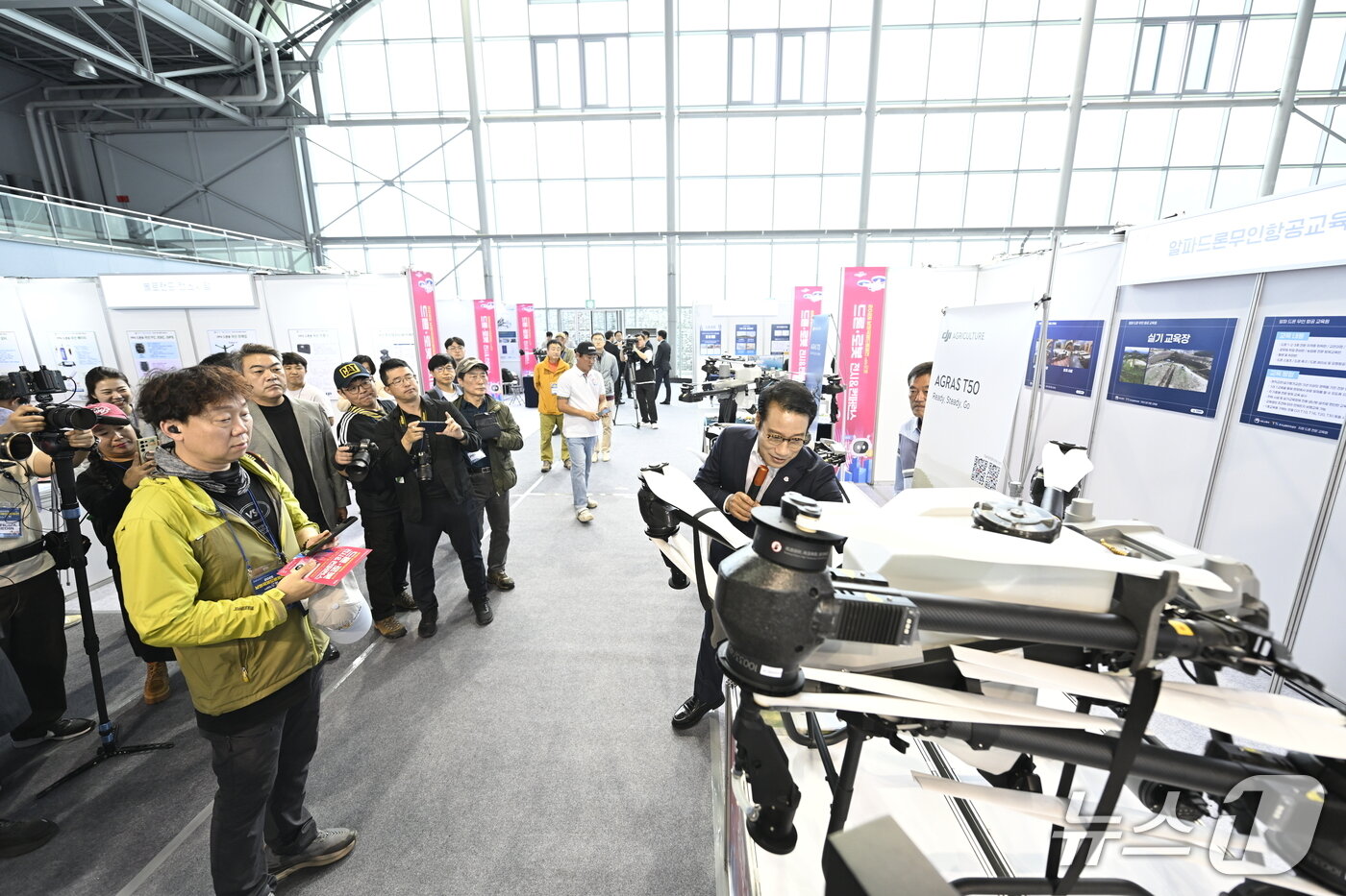 본문 이미지 - 17일 &#39;2025 남원국제드론제전 with 로봇&#39; 축제 2일차 미디어데이 행사가 열린 가운데 최경식 남원시장이 전시된 드론에 대해 설명하고 있다.&#40;남원시 제공. 재판매 및 DB금지&#41;/뉴스1
