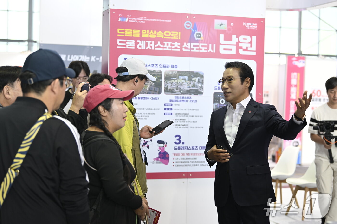본문 이미지 - 17알 최경식 전북 남원시장이 &#39;드론 레저스포츠 선도도시 남원&#39;에 대해 직적 홍보를 하고 있다.&#40;남원시 제공. 재판매 및 DB금지&#41;/뉴스1