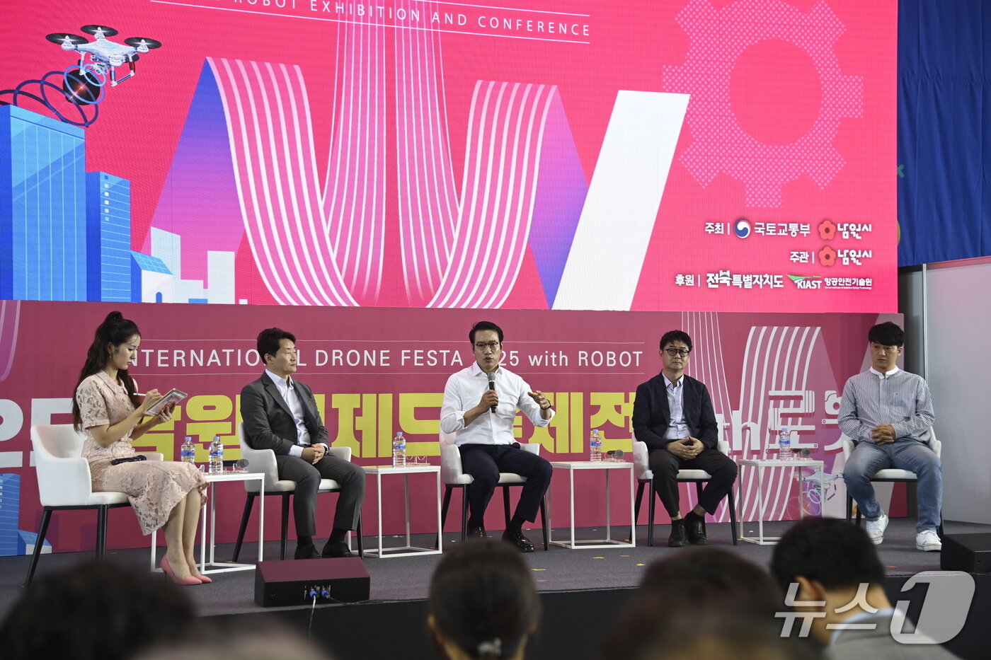 본문 이미지 - 17일 전북 남원시 종합스포츠타운에서 최경식 시장이 여러 패널들과 함께 &#39;컨퍼런스 라운지 테이블&#39; 대담을 진행하고 있다.&#40;남원시 제공. 재판매 및 DB금지&#41;/뉴스1