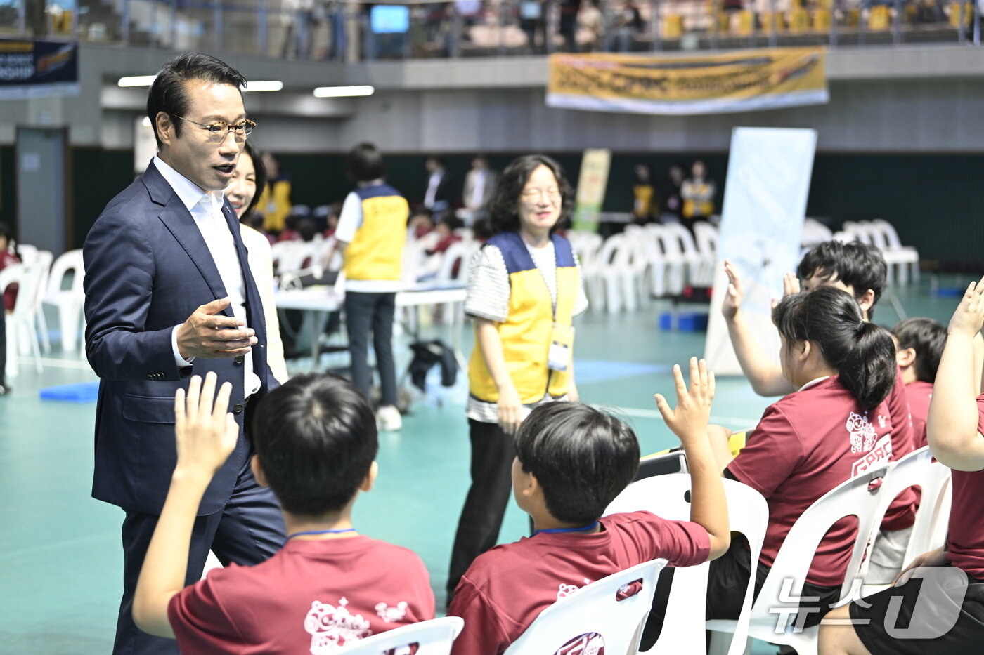 본문 이미지 - 17일 남원종합스포츠타운에서  &#39;2025 남원국제드론제전 with 로봇&#39; 축제가 진행되고 있는가운데 최경식 남원시장이 G-PRC 참가 학생들에게 화이팅을 외치고 있다.&#40;남원시 제공. 재판매 및 DB금지&#41;/뉴스1