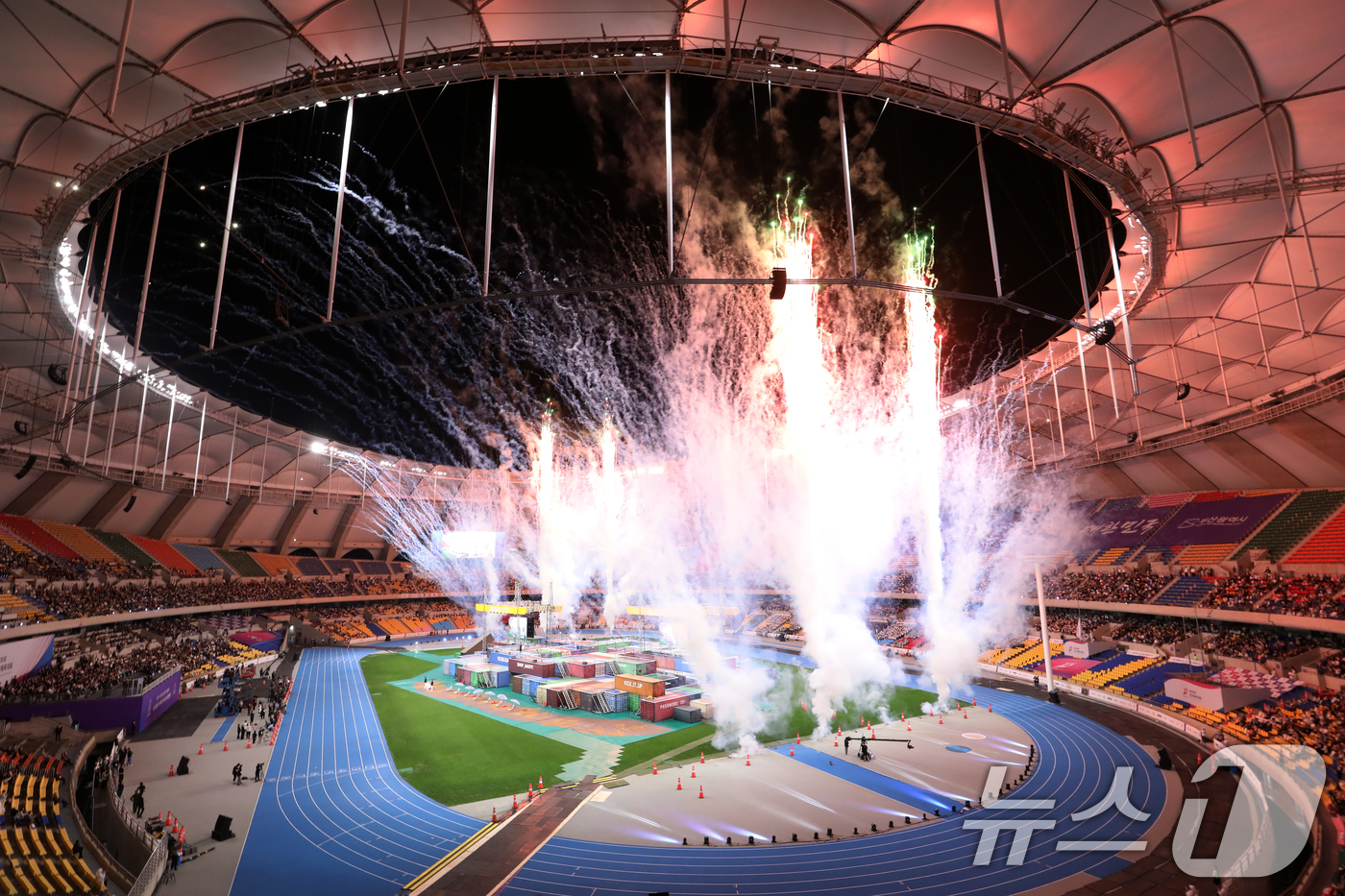 (부산=뉴스1) 윤일지 기자 = 17일 부산 연제구 부산아시아드주경기장에서 열린 제106회 전국체육대회 개회식에서 개회 선언과 함께 불꽃이 터지고 있다.23일까지 부산 일원에서 열 …