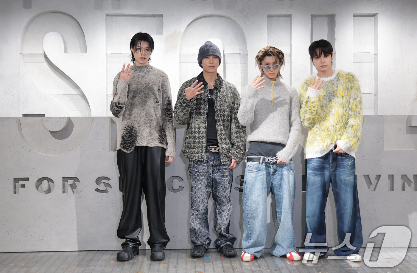 (서울=뉴스1) 권현진 기자 = 그룹 롱샷 루이(왼쪽부터)와 김률, 우진, 오율이 17일 서울 용산구 디젤(DIESEL) 한남 매장에서 열린 리오프닝 포토콜에 참석해 포즈를 취하고 …