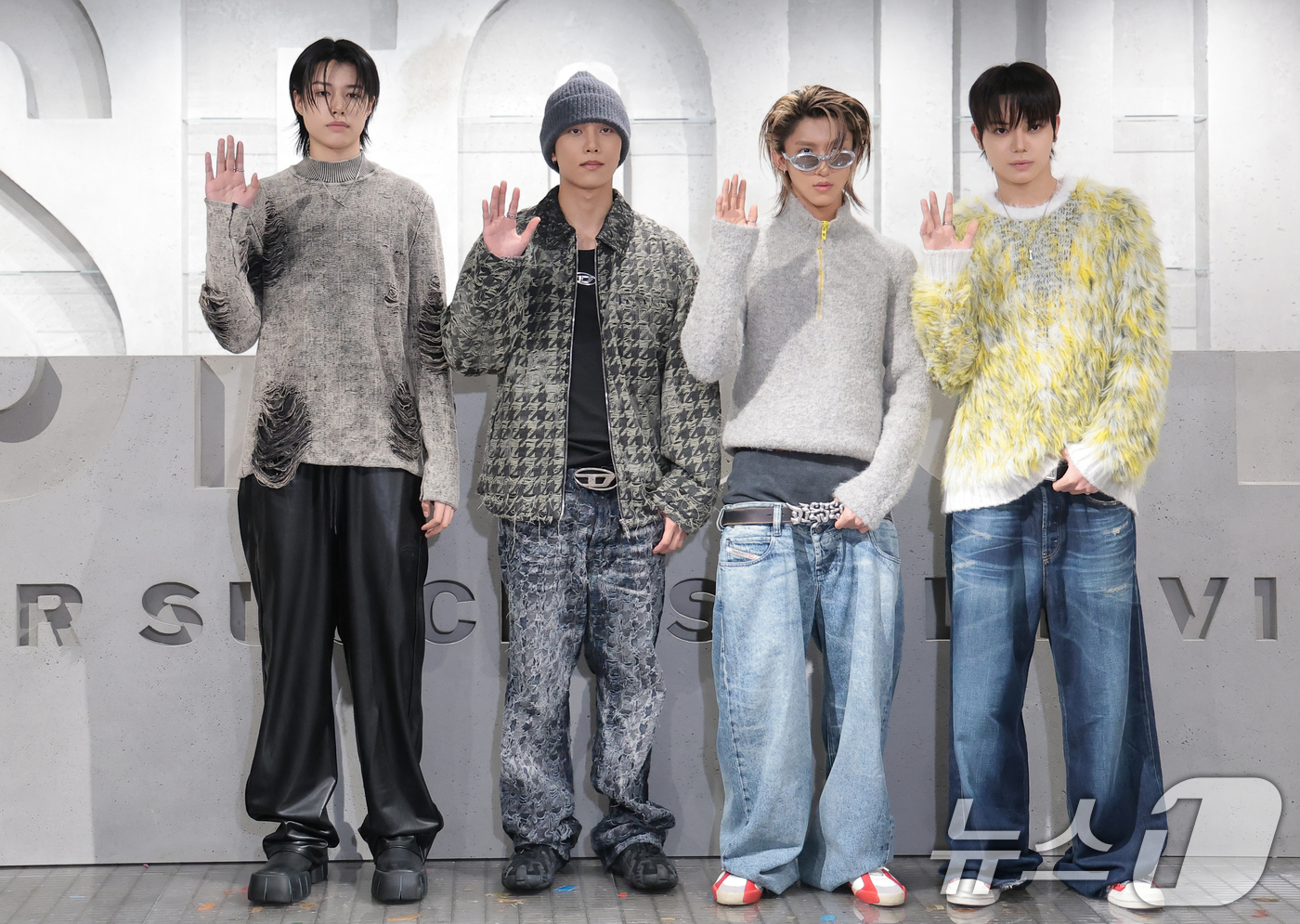 (서울=뉴스1) 권현진 기자 = 그룹 롱샷 루이(왼쪽부터)와 김률, 우진, 오율이 17일 서울 용산구 디젤(DIESEL) 한남 매장에서 열린 리오프닝 포토콜에 참석해 포즈를 취하고 …