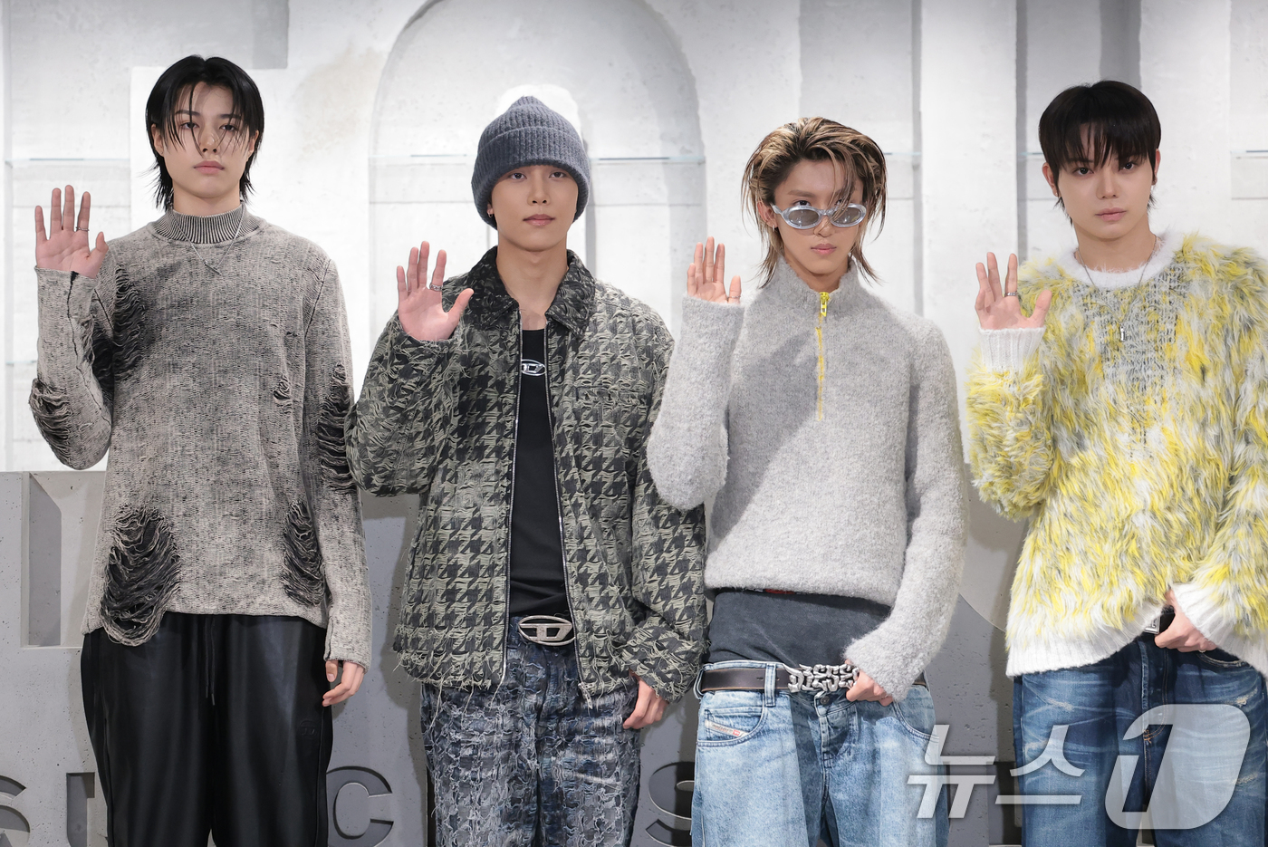 (서울=뉴스1) 권현진 기자 = 그룹 롱샷 루이(왼쪽부터)와 김률, 우진, 오율이 17일 서울 용산구 디젤(DIESEL) 한남 매장에서 열린 리오프닝 포토콜에 참석해 포즈를 취하고 …