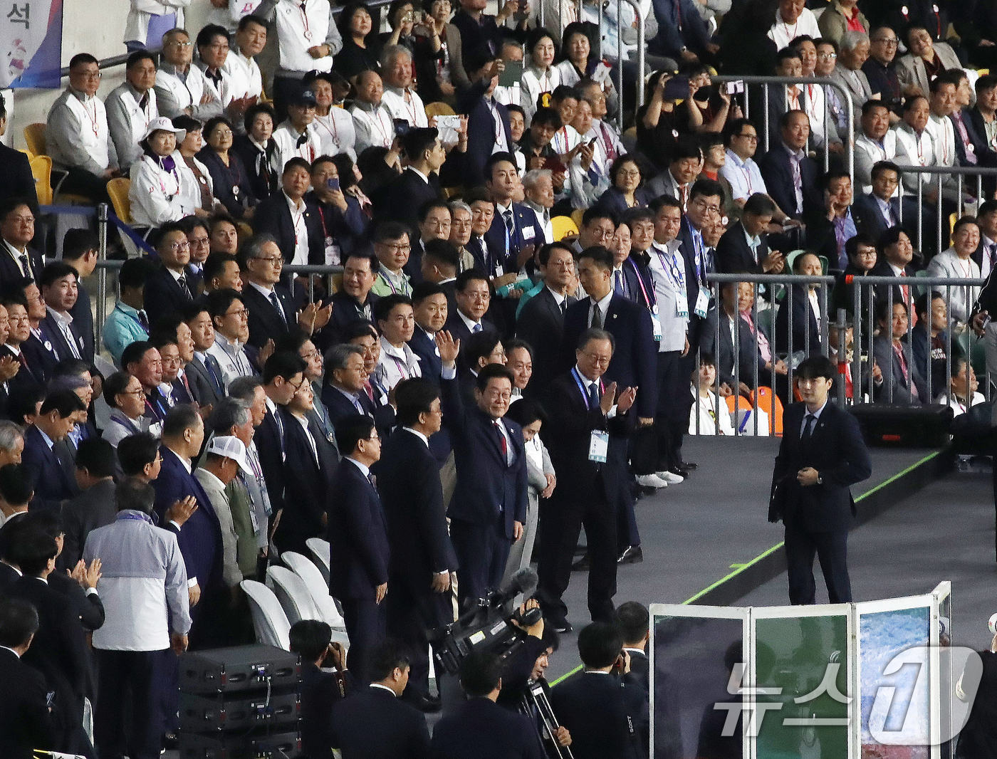 (부산=뉴스1) 윤일지 기자 = 이재명 대통령이 17일 부산 연제구 부산아시아드주경기장에서 열린 제106회 전국체육대회 개회식에 참석해 손을 흔들고 있다. 2025.10.17/뉴스 …