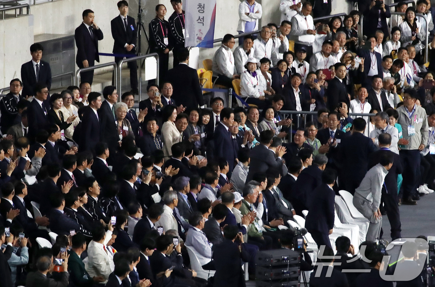 (부산=뉴스1) 윤일지 기자 = 이재명 대통령과 김혜경 여사가 17일 부산 연제구 부산아시아드주경기장에서 열린 제106회 전국체육대회 개회식에 참석하고 있다.  2025.10.17 …