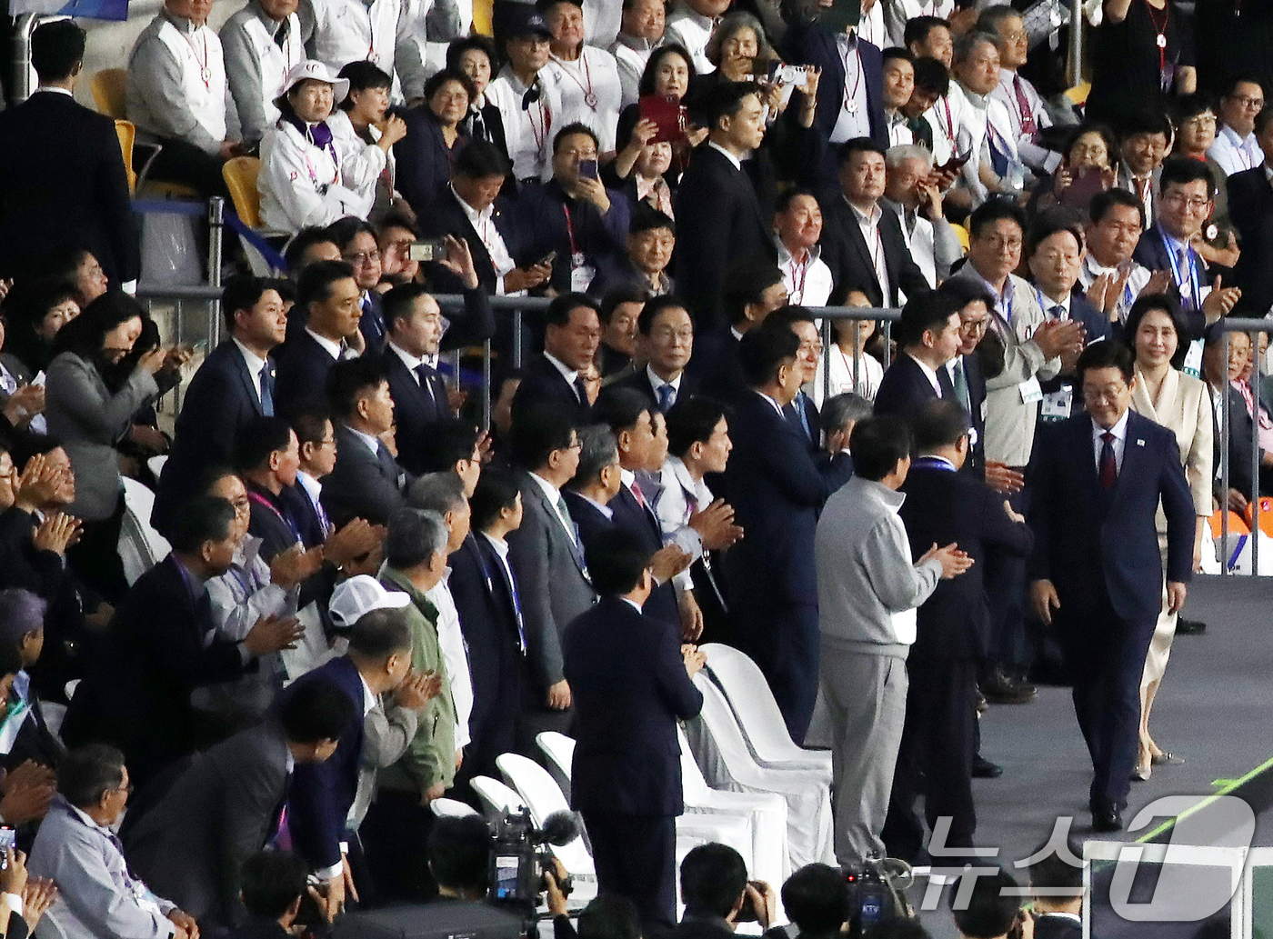 (부산=뉴스1) 윤일지 기자 = 이재명 대통령과 김혜경 여사가 17일 부산 연제구 부산아시아드주경기장에서 열린 제106회 전국체육대회 개회식에 참석하고 있다.  2025.10.17 …