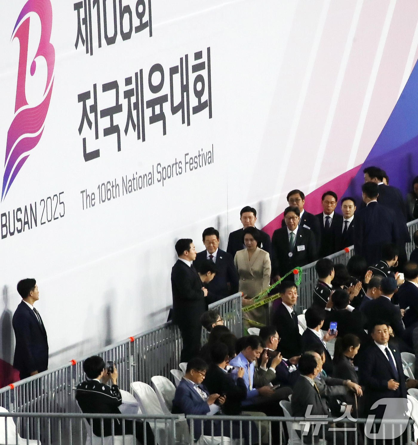 (부산=뉴스1) 윤일지 기자 = 이재명 대통령과 김혜경 여사가 17일 부산 연제구 부산아시아드주경기장에서 열린 제106회 전국체육대회 개회식에 참석하고 있다.  2025.10.17 …