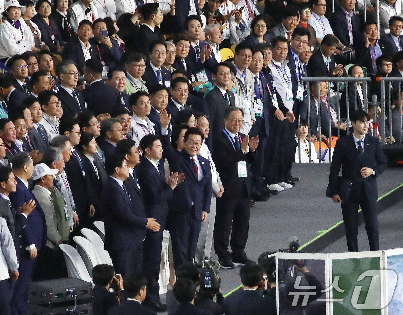 (부산=뉴스1) 윤일지 기자 = 이재명 대통령이 17일 부산 연제구 부산아시아드주경기장에서 열린 제106회 전국체육대회 개회식에 참석해 손을 흔들고 있다. 2025.10.17/뉴스 …