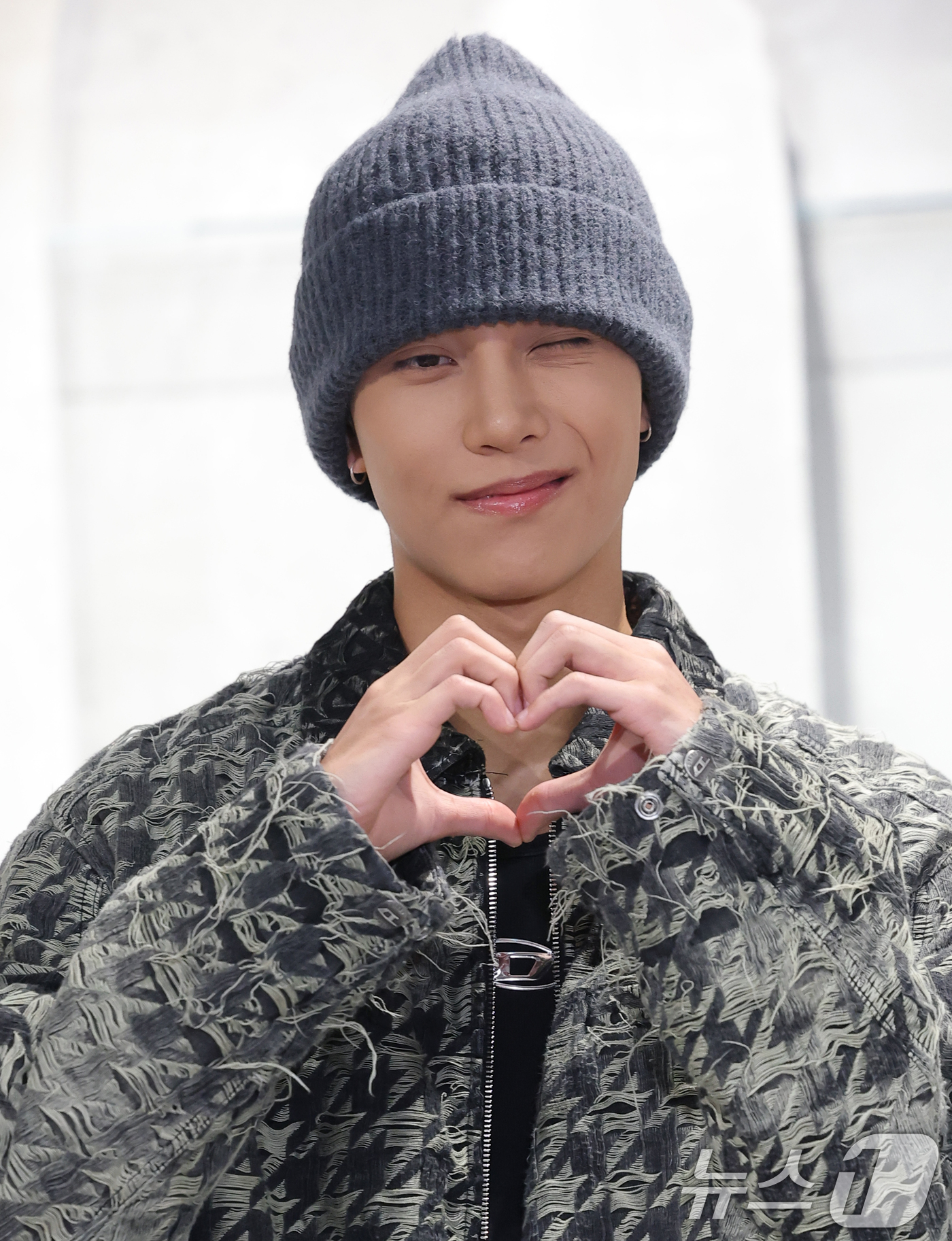 (서울=뉴스1) 권현진 기자 = 롱샷 김률이 17일 서울 용산구 디젤(DIESEL) 한남 매장에서 열린 리오프닝 포토콜에 참석해 포즈를 취하고 있다. 2025.10.17/뉴스1