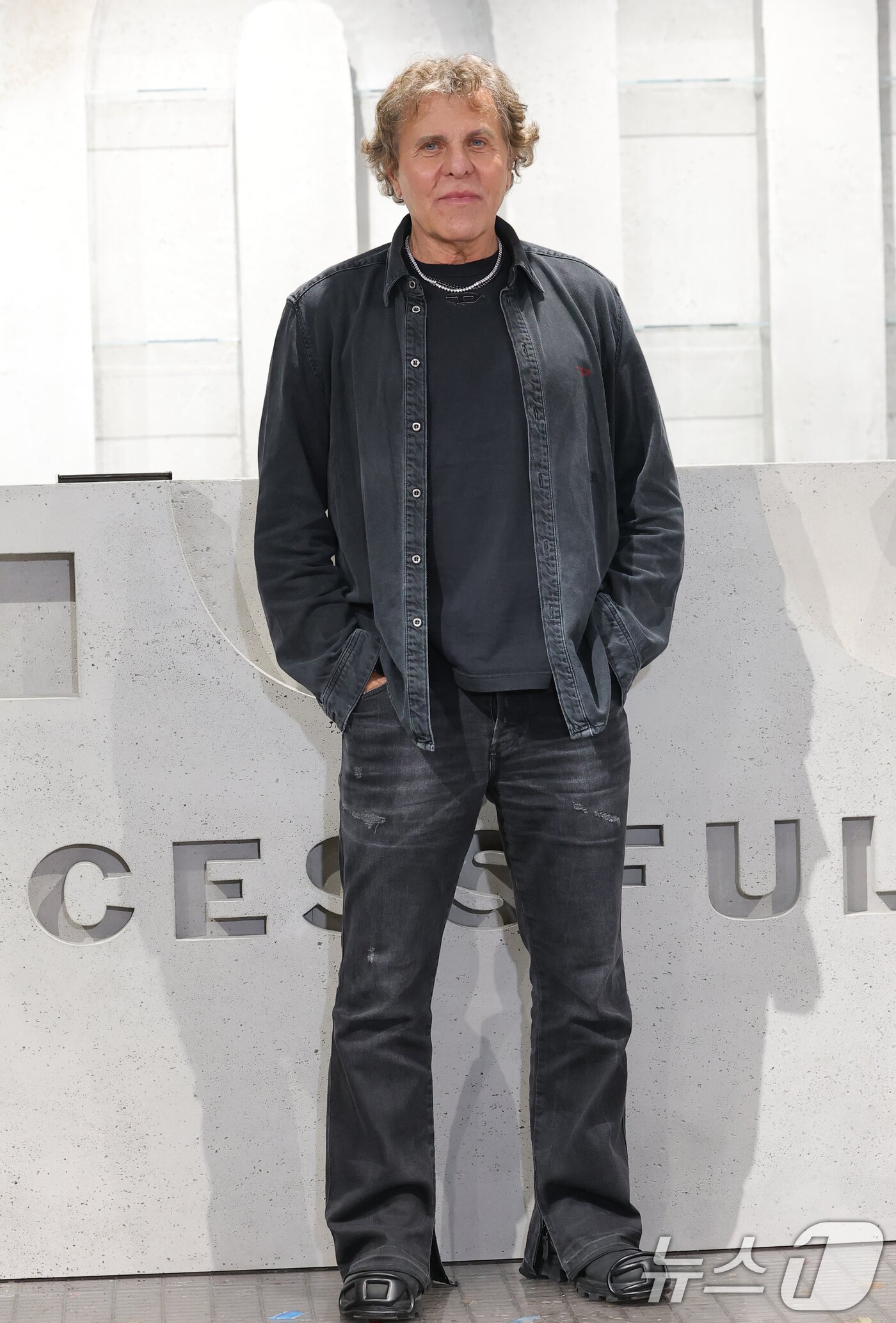 포즈 취하는 렌조 로소 회장