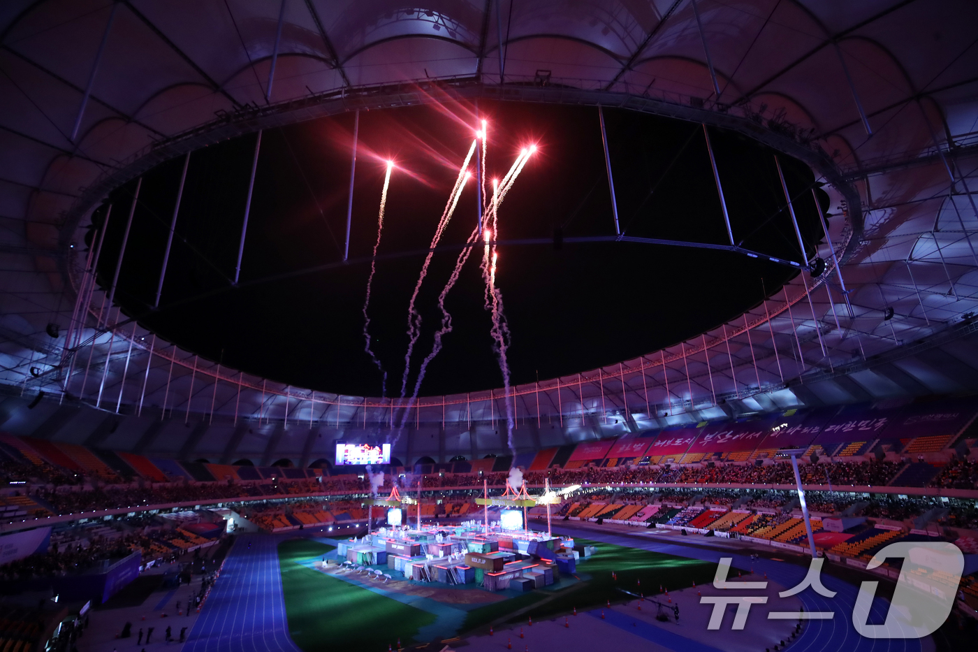 (부산=뉴스1) 윤일지 기자 = 17일 부산 연제구 부산아시아드주경기장에서 열린 제106회 전국체육대회 개회식에서 불꽃이 터지고 있다.23일까지 부산 일원에서 열리는 이번 전국체전 …