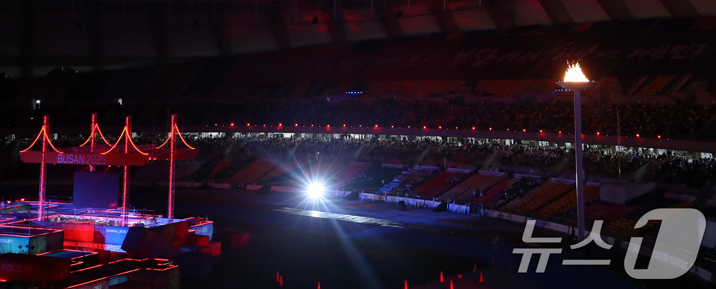 (부산=뉴스1) 윤일지 기자 = 17일 부산 연제구 부산아시아드주경기장에서 열린 제106회 전국체육대회 개회식에서 성화가 점화되고 있다.23일까지 부산 일원에서 열리는 이번 전국체 …