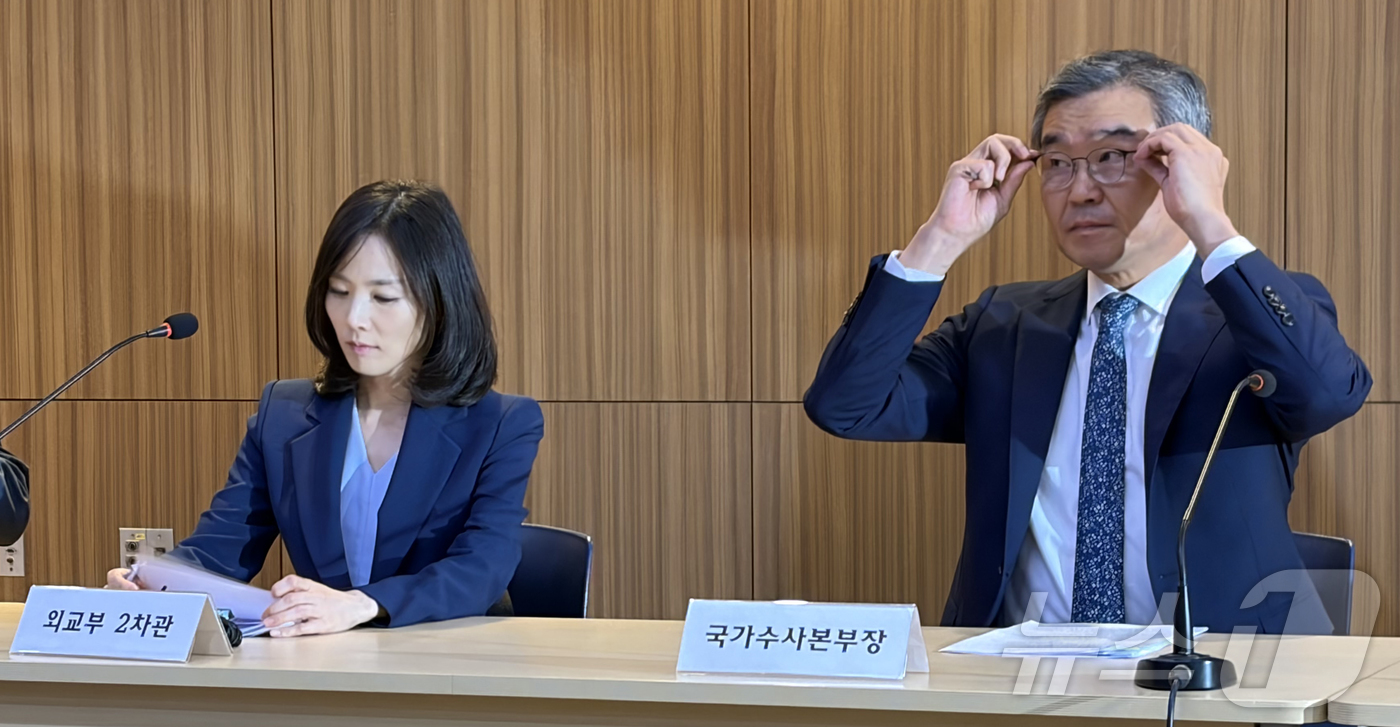 (프놈펜(캄보디아)=뉴스1) 김종훈 기자 = 김진아 외교부 2차관과 박성주 경찰청 국가수사본부장이 17일(현지시간) 주 캄보디아 대한민국 대사관에서 열린 기자간담회를 진행하고 있다 …