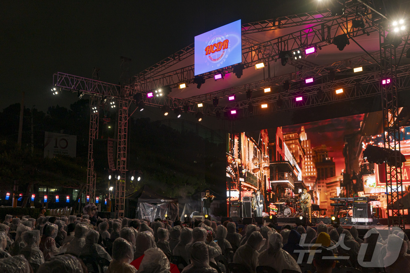 (서울=뉴스1) = 17일 가족 단위 시민들이 서울시 관악구 낙성대공원 대광장에서 공연을 즐기며 ‘시민 강감찬’의 의미를 함께했다. (관악문화재단 제공. 재판매 및 DB 금지) 2 …