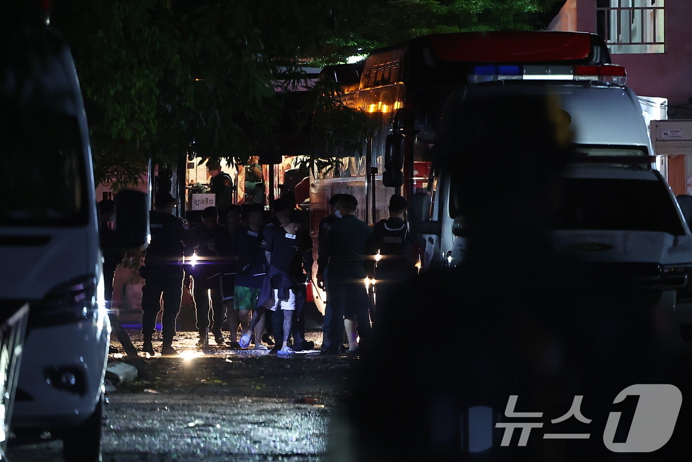본문 이미지 - 캄보디아 당국의 범죄단지 단속으로 적발돼 현지 유치장에 구금됐던 한국인들이 17일&#40;현지시간&#41; 캄보디아 이민청에서 태초국제공항으로 이동을 위해 버스를 타고 있다. 2025.10.18/뉴스1 ⓒ News1 김도우 기자