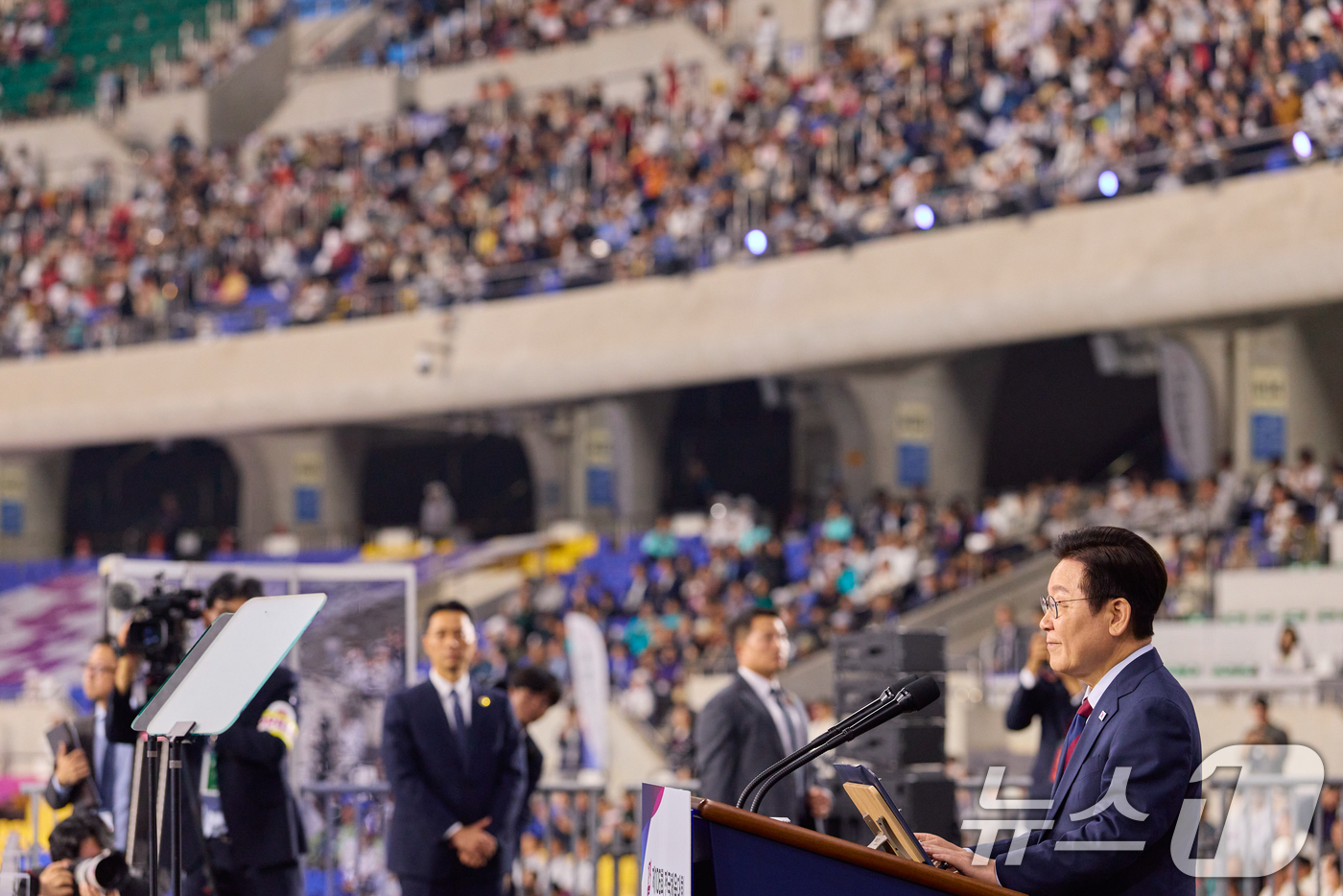 (서울=뉴스1) 허경 기자 = 이재명 대통령이 17일 부산아시아드주경기장에서 열린 제106회 전국체육대회 개막식에서 기념사를 하고 있다.  (대통령실 제공. 재판매 및 DB 금지) …