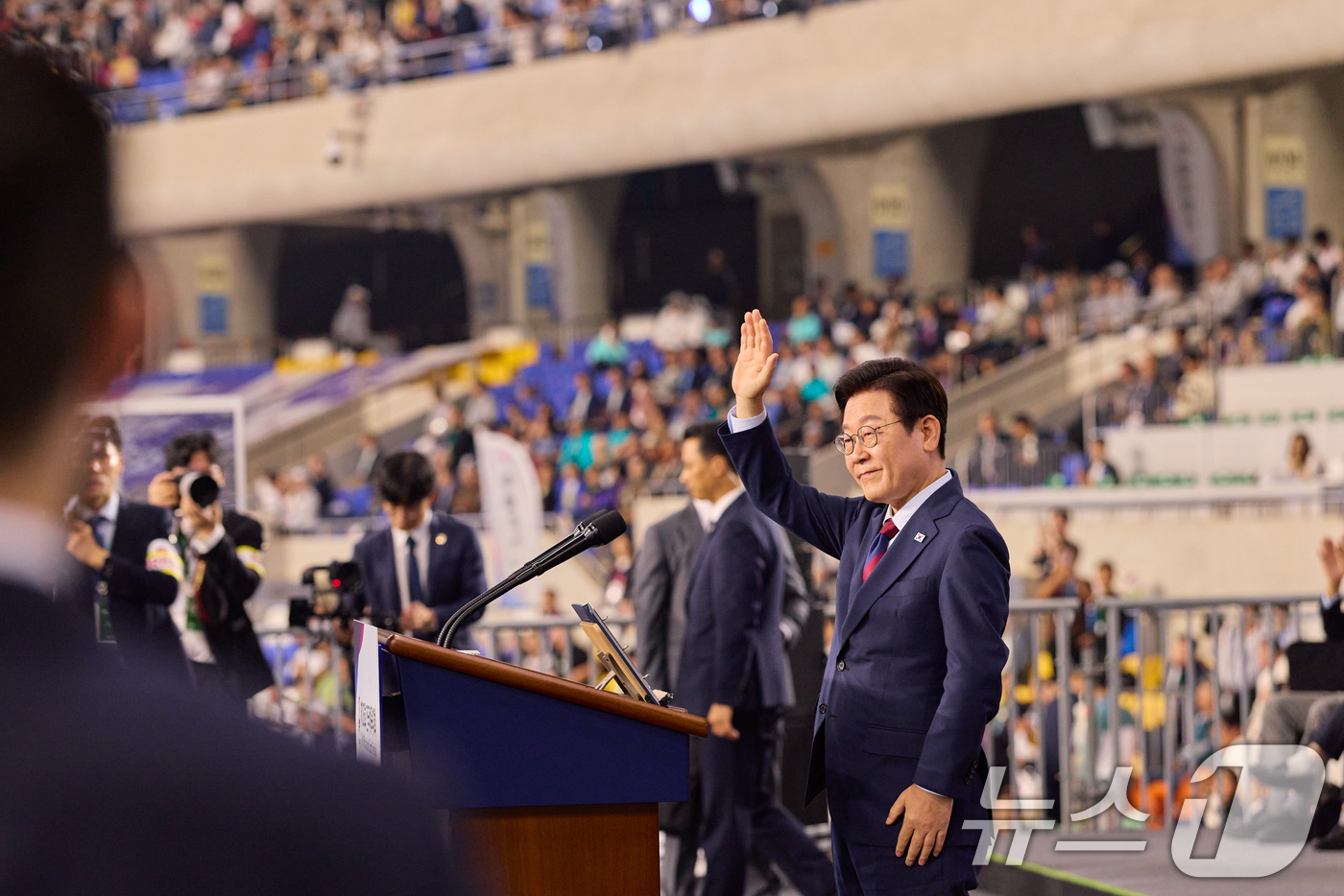 (서울=뉴스1) 허경 기자 = 이재명 대통령이 17일 부산아시아드주경기장에서 열린 제106회 전국체육대회 개막식에서 인사하고 있다. (대통령실 제공. 재판매 및 DB 금지) 202 …