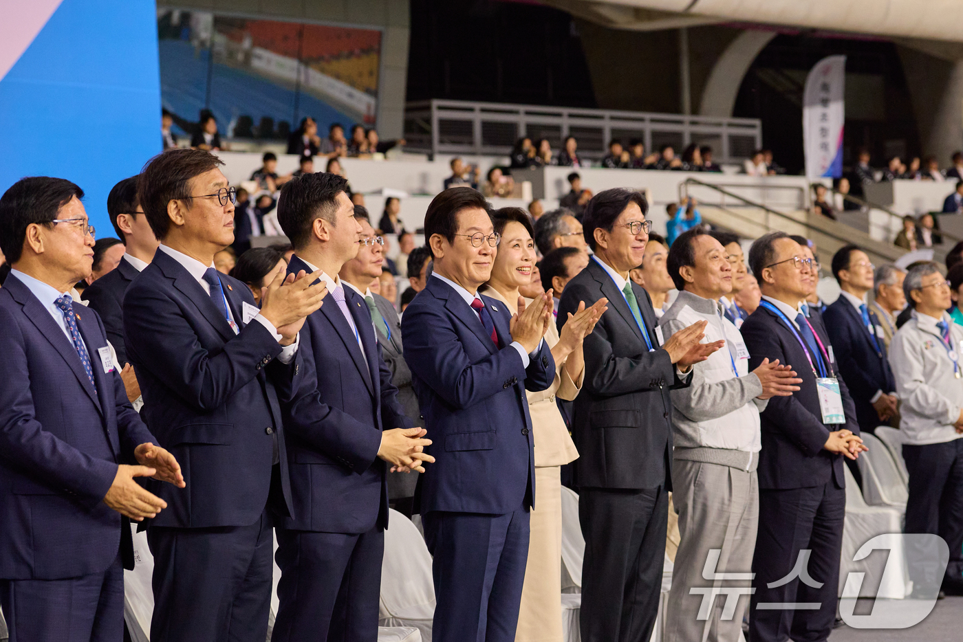 (서울=뉴스1) 허경 기자 = 이재명 대통령과 김혜경 여사가 17일 부산아시아드주경기장에서 열린 제106회 전국체육대회 개막식에서 박수를 치고 있다. (대통령실 제공. 재판매 및 …