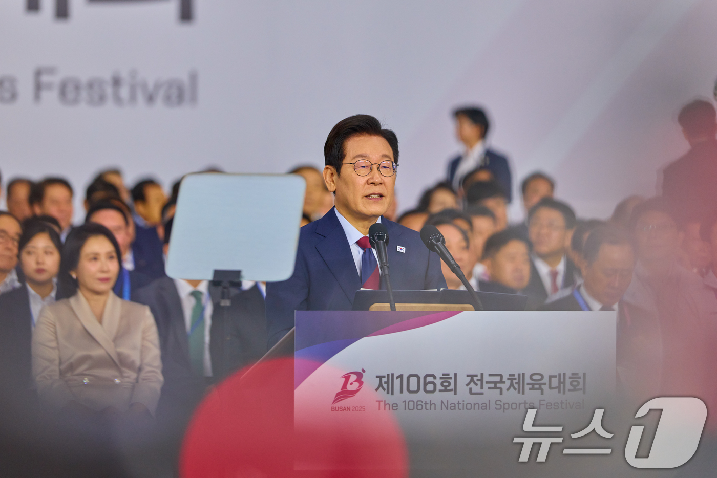 (서울=뉴스1) 허경 기자 = 이재명 대통령이 17일 부산아시아드주경기장에서 열린 제106회 전국체육대회 개막식에서 기념사를 하고 있다.  (대통령실 제공. 재판매 및 DB 금지) …